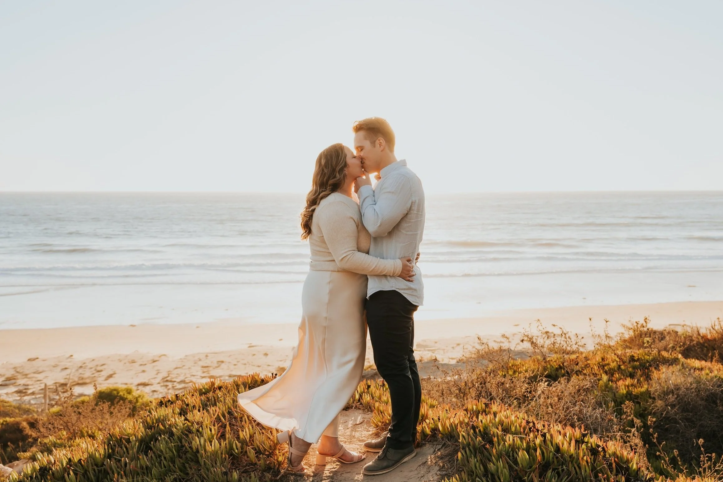 5 romantic poses to do for your engagement photos—Part 2