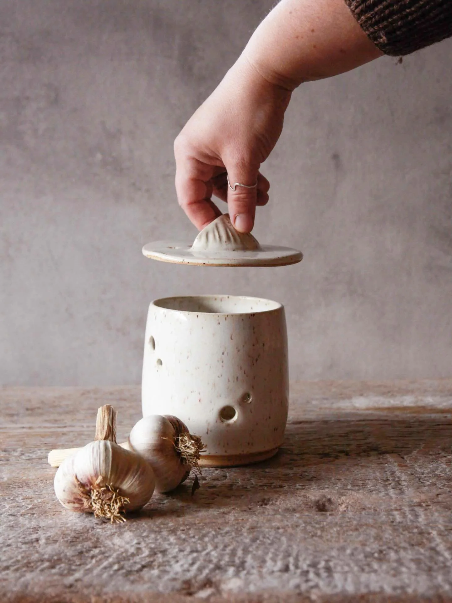 Folks often say kind things about my pottery photos, but I always feel the need to clarify: I&rsquo;m not actually a great photographer, I just know how to take really nice photos of pots! 

(Swipe for a pot photo circa 2020 to see how far my photos 