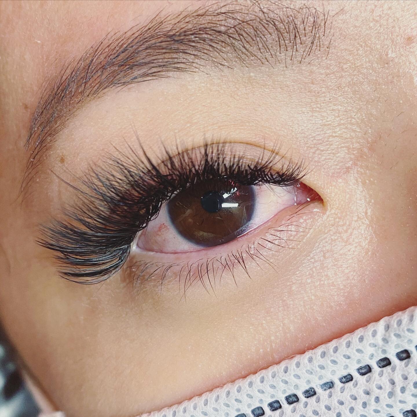 Why do we believe that making our own volume lash fans by hand is so important?

If lashing is an art, then applying volume lash extensions is like mastering sculpture. Unlike classic lashing where the application is one-to-one, volume lash applicati