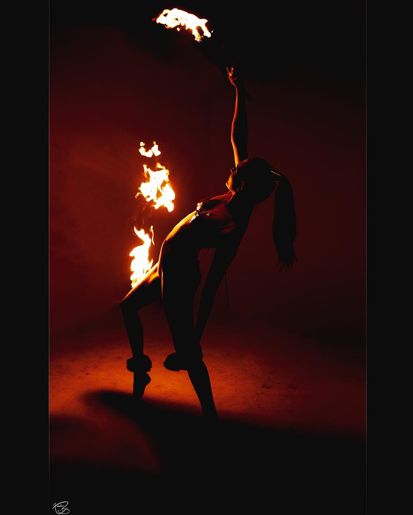 Scroll for spice 🌶️ 
Thanks @allbetts.on.xander for these captures from @atlfiretheater 🔥 
#fire #photography #firedancer #portrait
