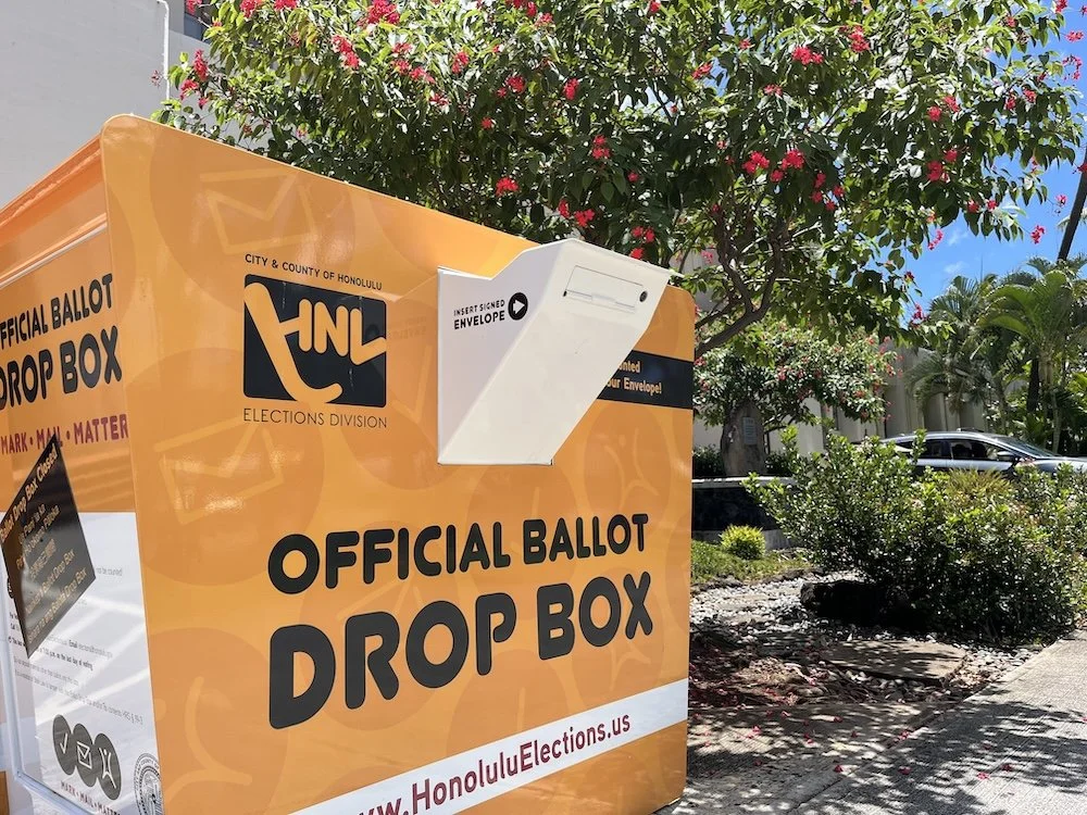 Picture of a ballot drop box in front of Honolulu Hale