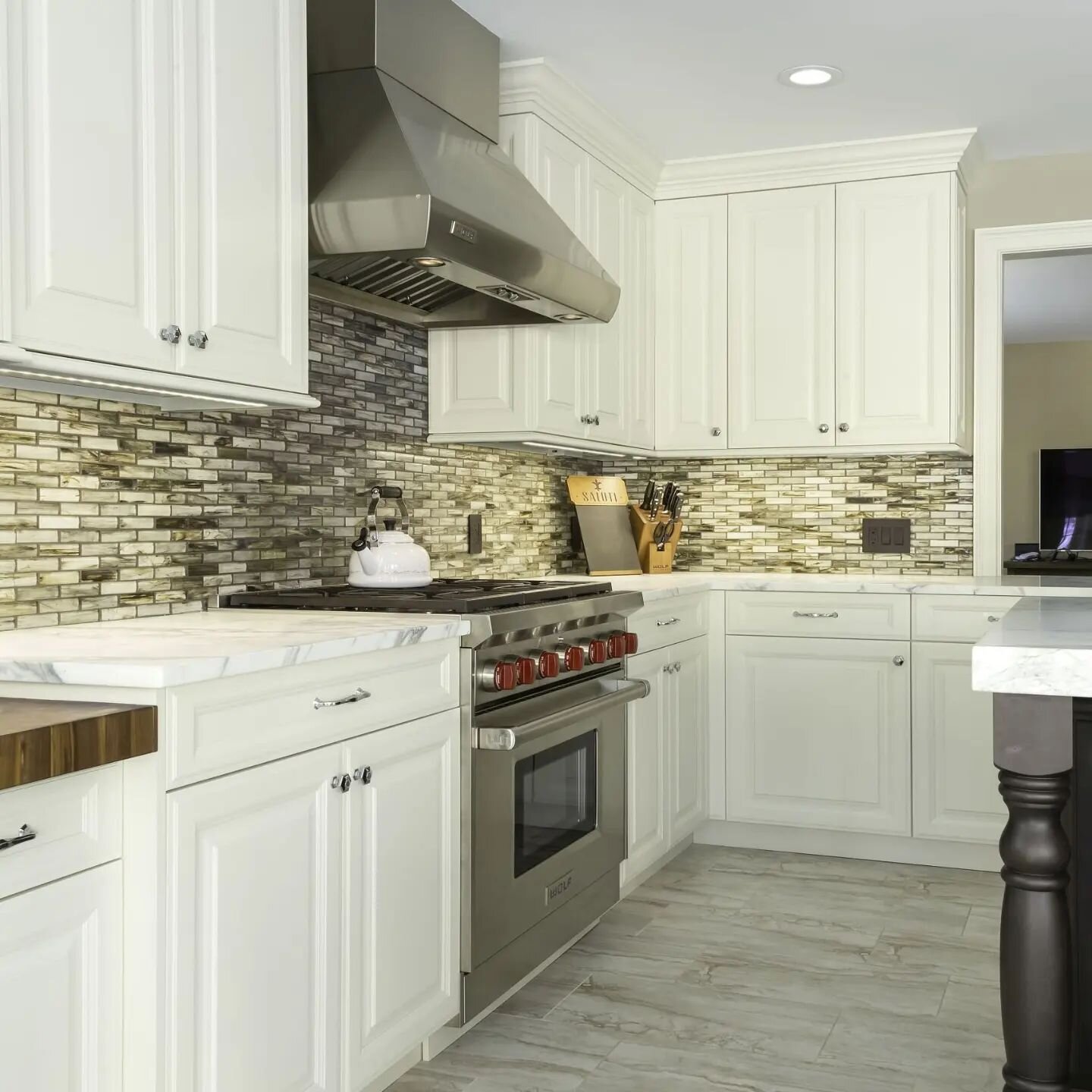 A pop of neutrals. The 1&quot; x 4&quot; multi briwn glass mosaic backsplash adds another dimension to the white cabinetry 
.
.
#backsplashtiles #backsplash #backsplashideas #tile #tilemosaic #tileinspo #kitchenbacksplash #backsplashdesign