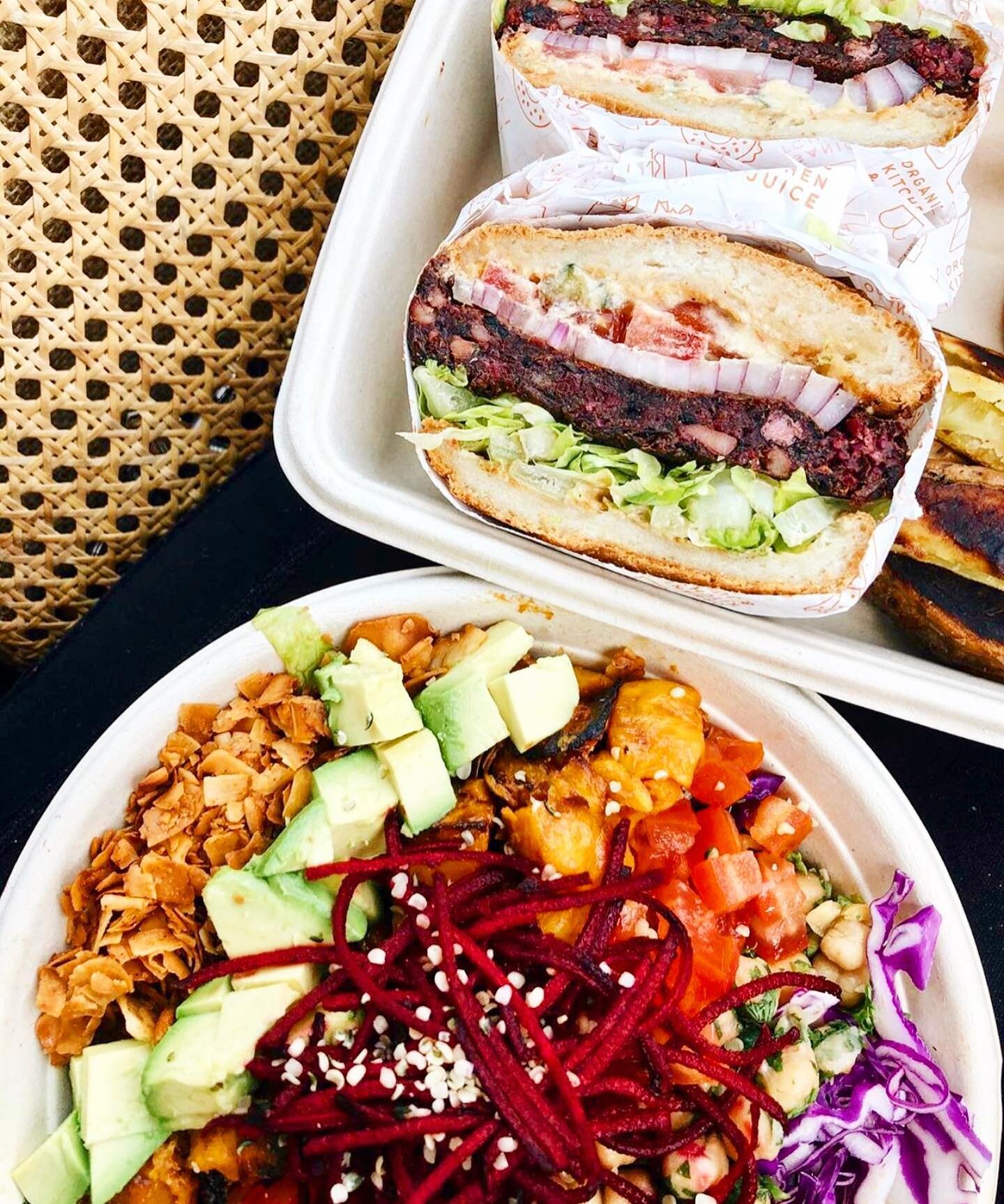 Monday&rsquo;s are when you can&rsquo;t decide if you need a big bowl of veggies or a big veggie burger #meatlessmonday 
⠀⠀⠀⠀⠀⠀⠀⠀⠀ 
⠀⠀⠀⠀⠀⠀⠀⠀⠀ 
⠀⠀⠀⠀⠀⠀⠀⠀⠀ ⠀⠀⠀⠀⠀⠀⠀⠀⠀
⠀⠀⠀⠀⠀⠀⠀⠀⠀
➖➖➖
📍 @eatdrinkvibe Dana Point
🥑 California Cobb + Classic Burger
💯 Organi