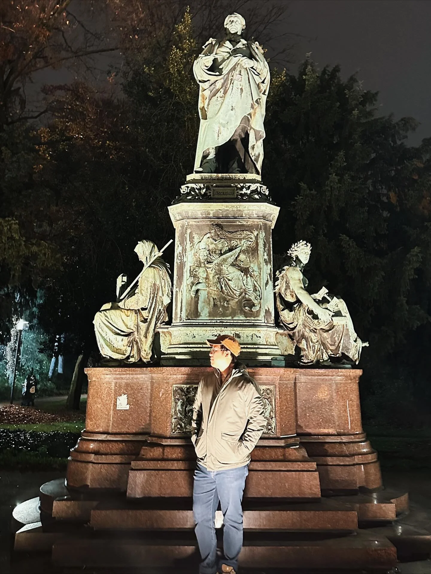 09.11.2025
Cinematic Calm Along the Rhine.
D&uuml;sseldorf, North Rhine-Westphalia, Germany.