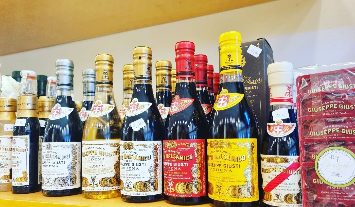 SINCE 1605,
THE OLDEST ACETAIA
OF ITALY

Since the 17th century, the Giusti family has been taking care of its Balsamic Vinegar, handing down a recipe that translates into complex harmonies of taste and excellent products appreciated all over the wor