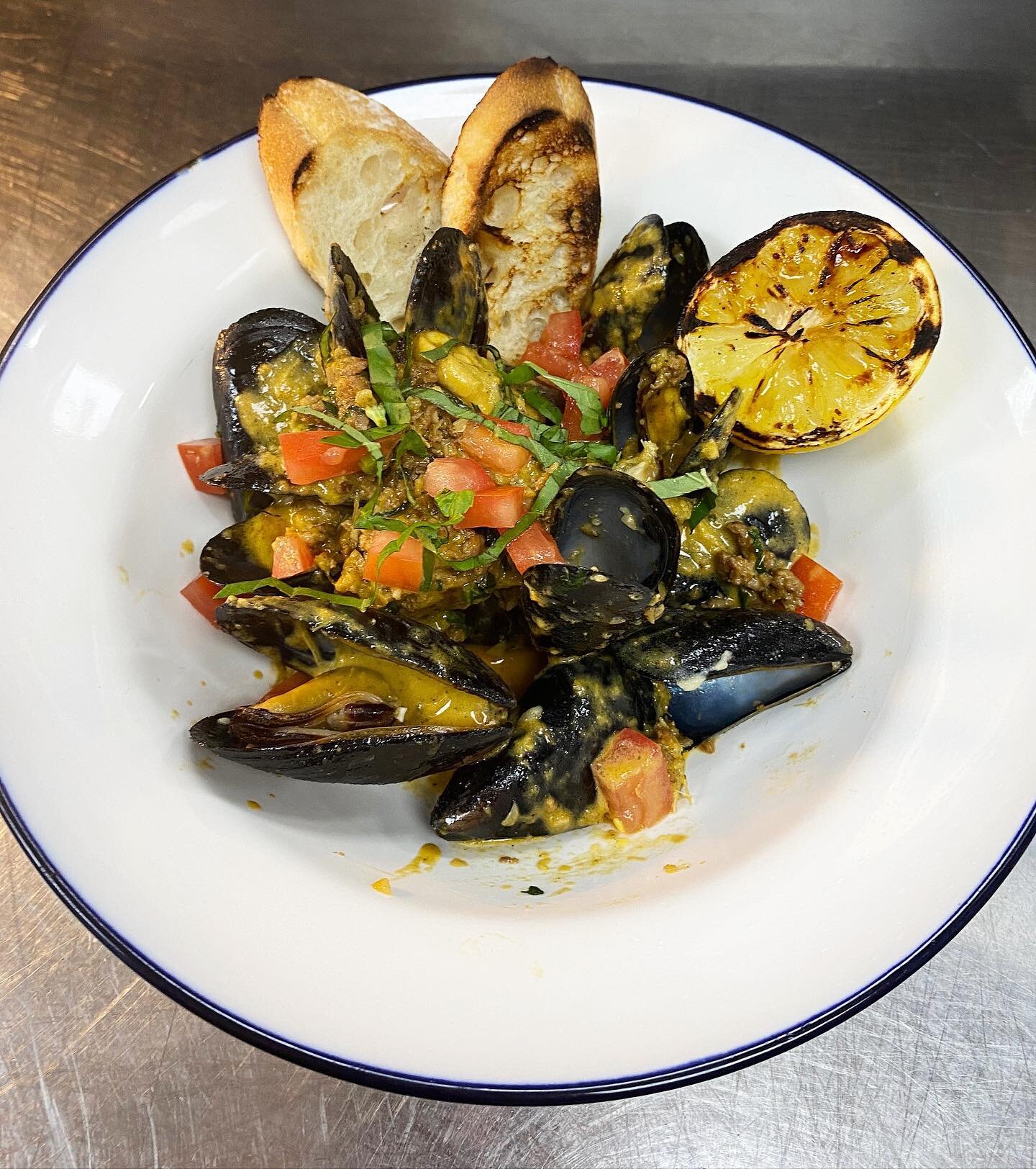 &bull;&bull;&bull; MAINE MUSSELS &bull;&bull;&bull;

w/ sausage and a creamy bell pepper, jalape&ntilde;o, lemon-grass sauce.
$22
-
-
-
#mainemussels #atxseafood #mussels #atxeats #seafoodinaustin #atx #austintexas #austineats #atxbites #weekendeats 