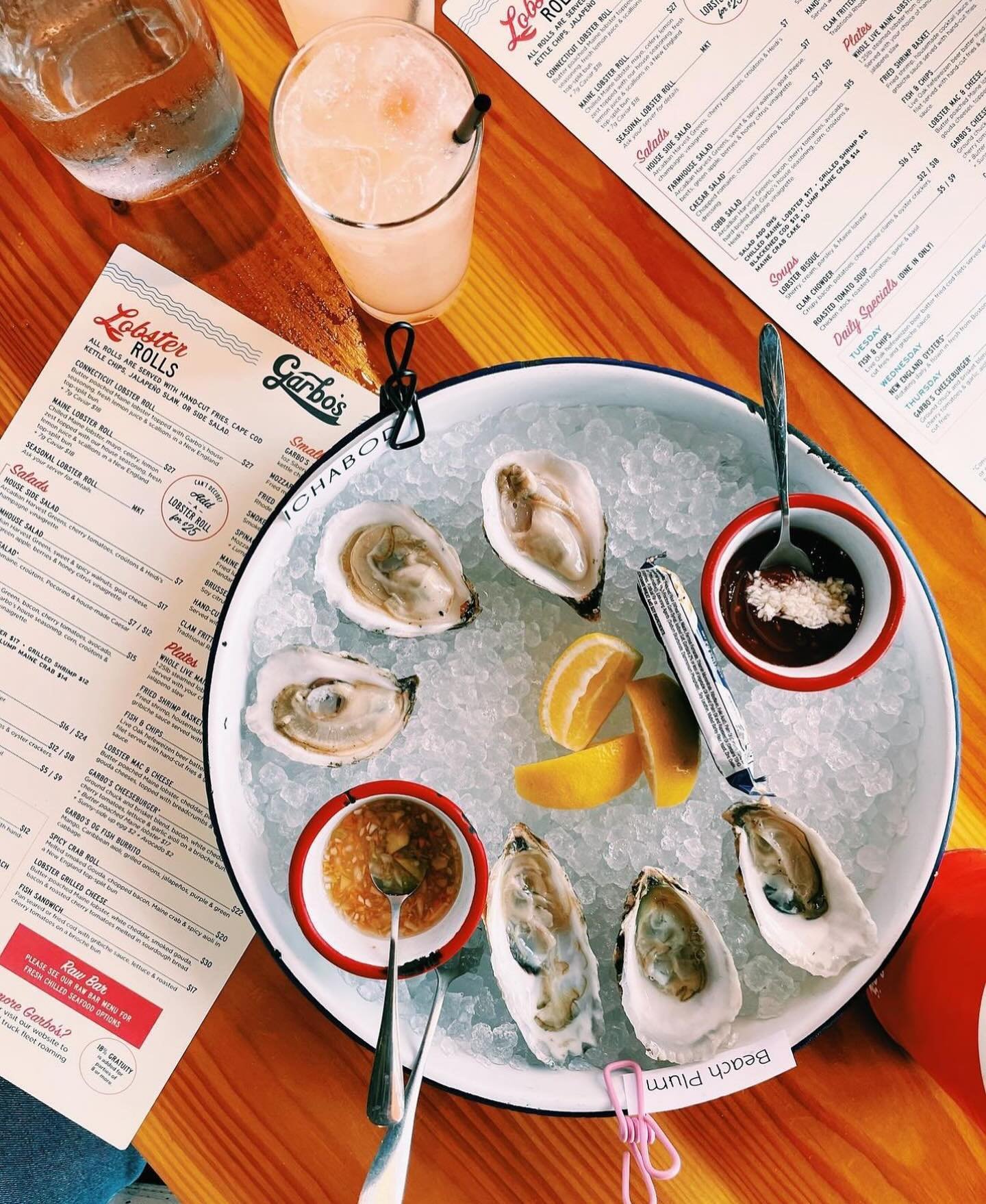 Get your lemons ready! 🍋 tomorrow is Wednesday (aka $1 off all oysters all day loooong) 

Mopac &amp; Lamar &mdash; see you there
Thank you for the photos❤️ @shelbysorrel