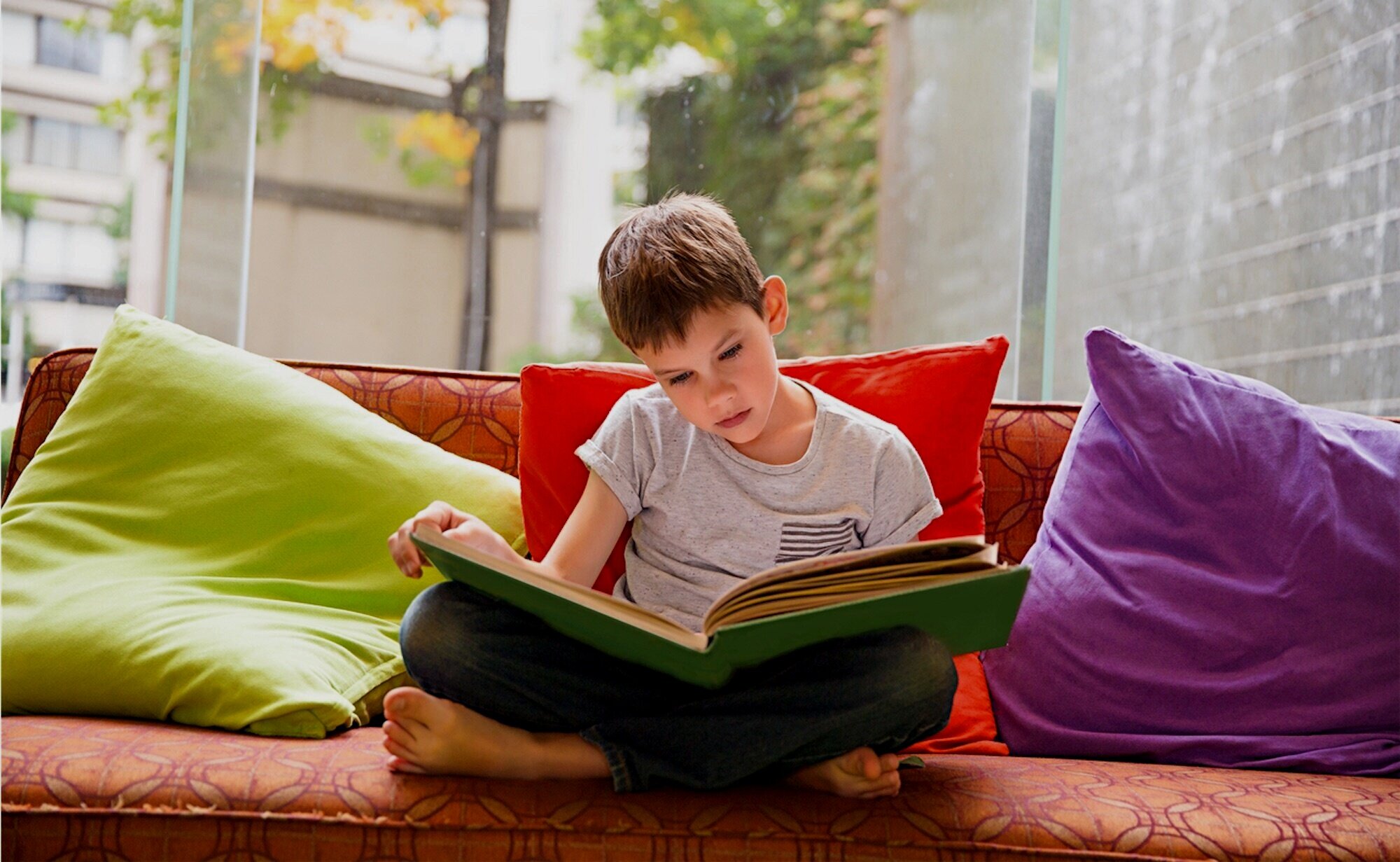 He the book at home. Чтение книги на диване изображения. Boy read book. Read at Home. Reading book at Home.