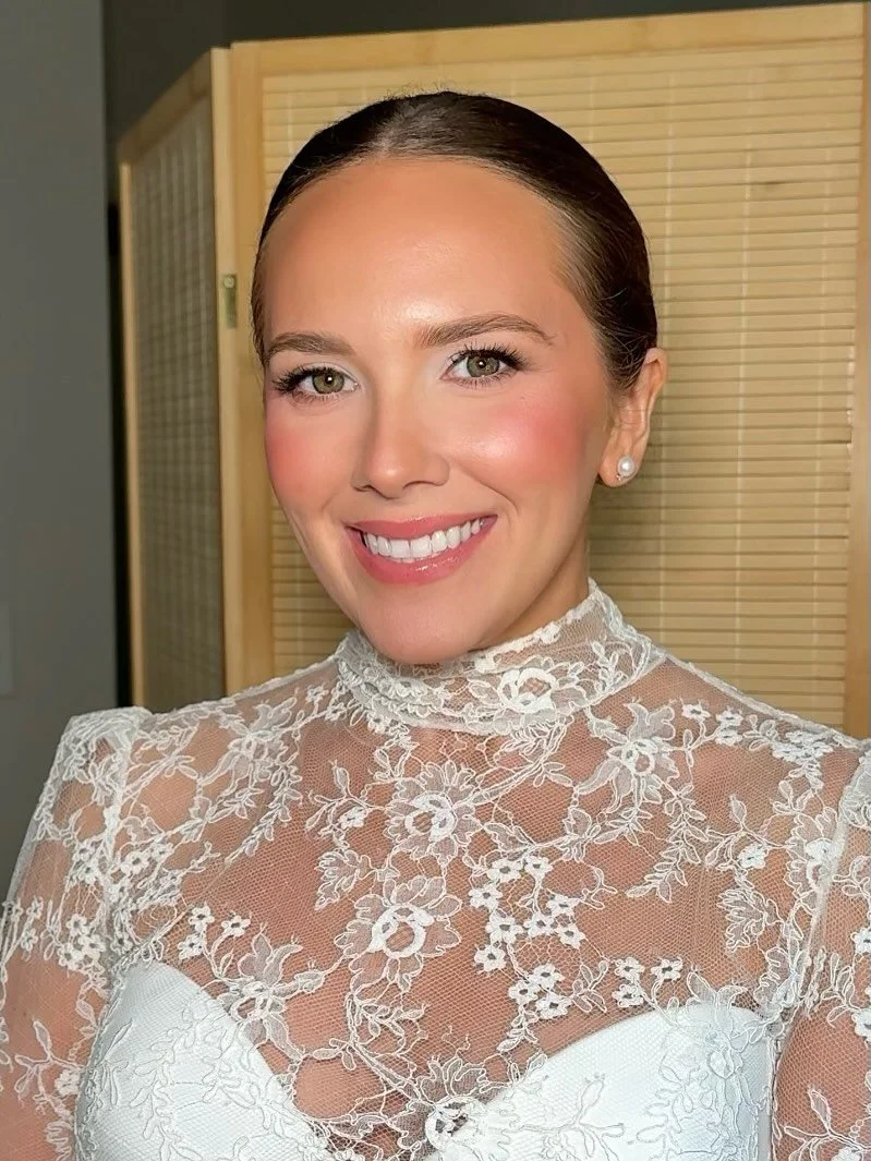 timeless & romantic soft glam bridal makeup on my client sarah. how flawless did she look?!🥲
want to know why sarah’s makeup look turned out so smooth and glowy? she took SUCH amazing care of her skin the entire year leading up to her wed