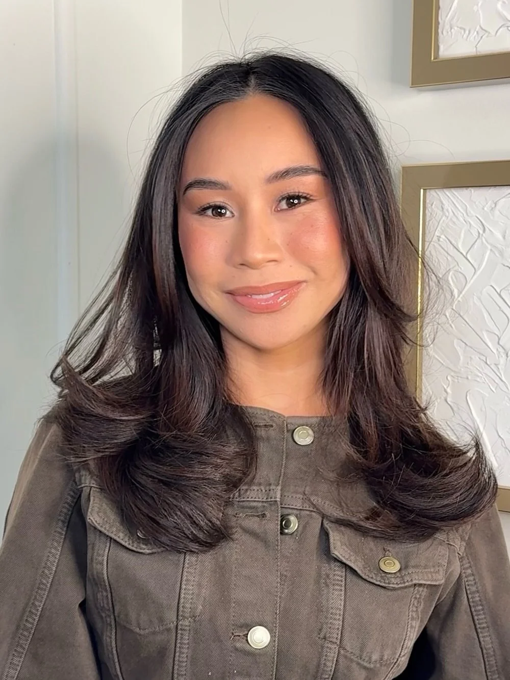 clean girl makeup look on @styleswithariel 🤎

key products used:

SKIN PREP
@innisfreeusa green tea milk
@danessamyricksbeauty water powder serum
@caudalie beauty elixir

EYES
@anastasiabeverlyhills brow freeze gel 
@armanibeauty eye tint in 11s bro