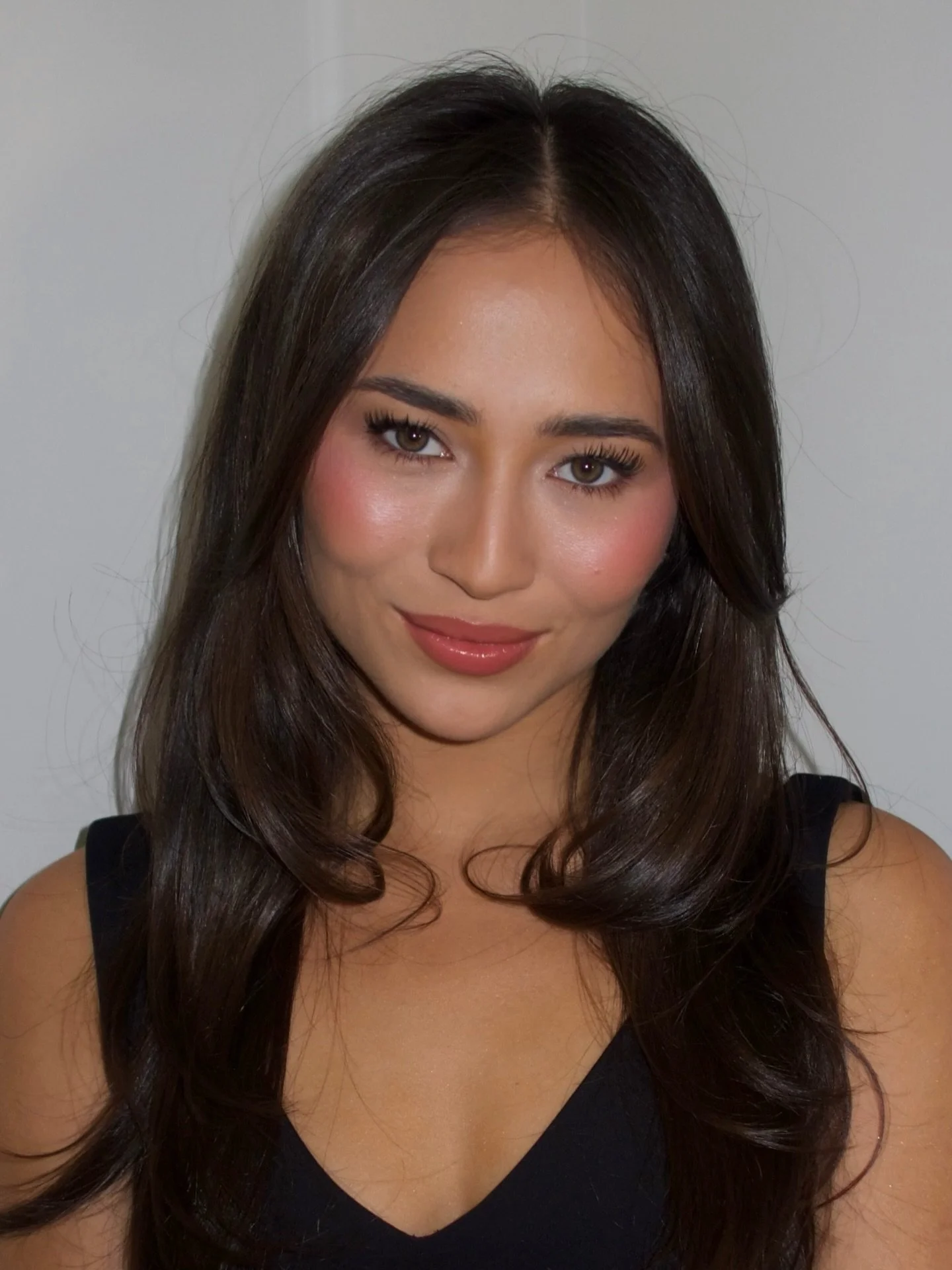 pov: you&rsquo;re my client❤️&zwj;🔥comment GLAM if you want me to send you the key products i used to create this soft, sexy makeup look on @vaaalentinakt

#softglam #charlottemakeupartist #makeuplook #makeupbycaitlynmichelle #brunettemakeup soft gl