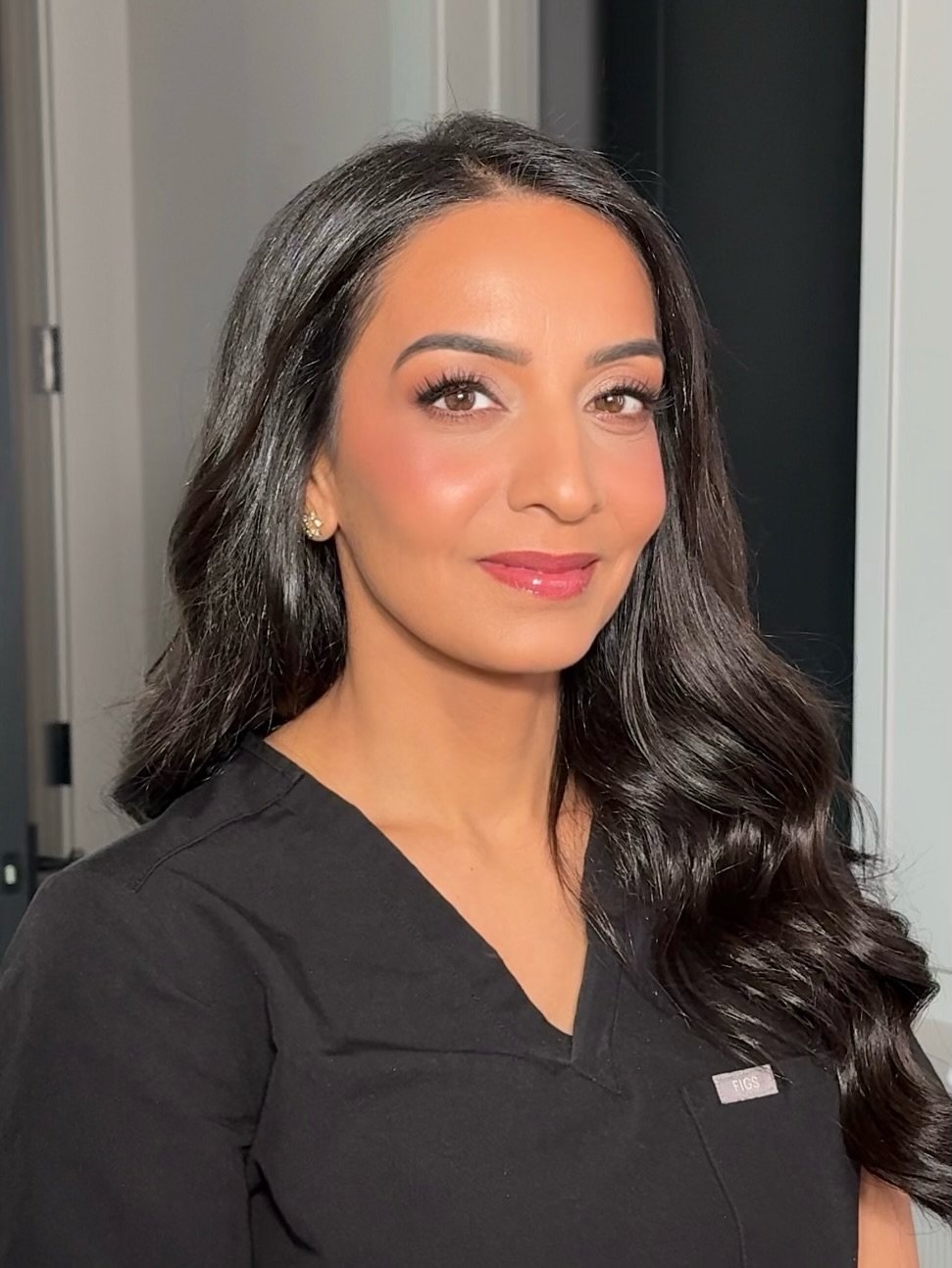 a little soft glam on @drsoniachopra the last two mornings for her - love getting to work with such inspiring, hardworking, successful female founders and entrepreneurs💜some key products used:

@patricktabeauty major dimension III palette
@victoriab