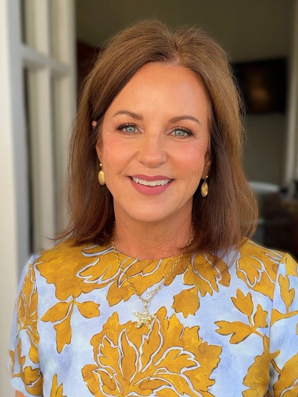 soft makeup that enhances your features 🩵 >>> key products used:

@hourglasscosmetics voyer eyeshadow stick in &ldquo;prism&rdquo;

@makeupforever eyeliner in &ldquo;limitless brow&rdquo;

@glossier boy brow pencil in &ldquo;warm brown&rdqu