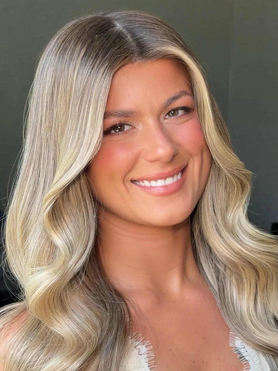 the request: natural, sunkissed, bronzy, glowy, blushy. what do we think? 

my stunning bride @chelseamariewalker looked pretty radiant on her wedding day if i do say so myself🤭

makeup by me + hair by @hairby_nataliya 

#bridalmakeup #sunkissedmake