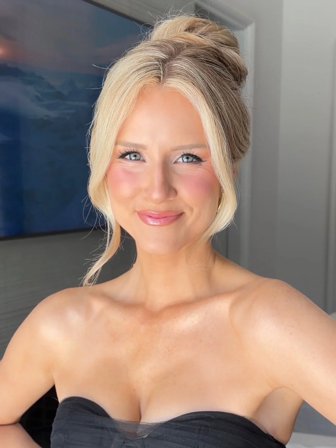 a soft glam moment 🖤 some key products used:

&bull; @patricktabeauty major dimension III palette
&bull; @maybelline black gel liner
&bull; @ardellbeauty naked 421 lashes
&bull; @glossier brow pencil
&bull; @diorbeauty foundation stick
&bull; @mphbe