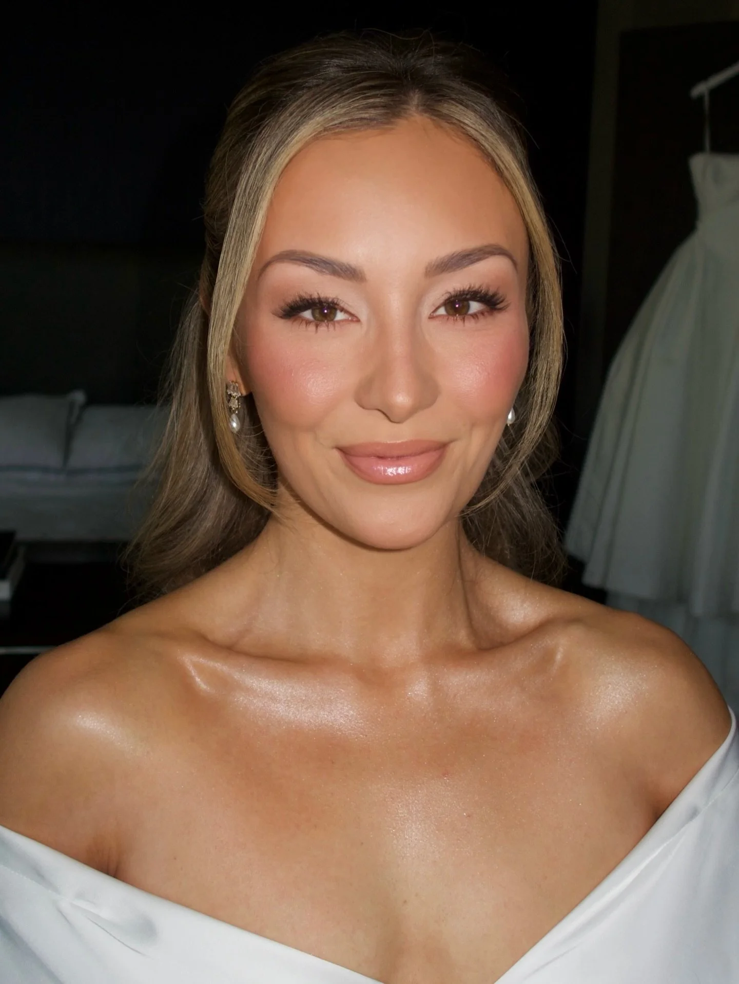 flawless makeup hallelujah🤍comment GLAM and i&rsquo;ll send you the roundup of what i used to create this &ldquo;day two&rdquo; bridal makeup look on my client @saramclellan_ 

makeup &mdash; @makeupbycaitlyn 
hair &mdash; @hiphiphairraye 
tan &mdas