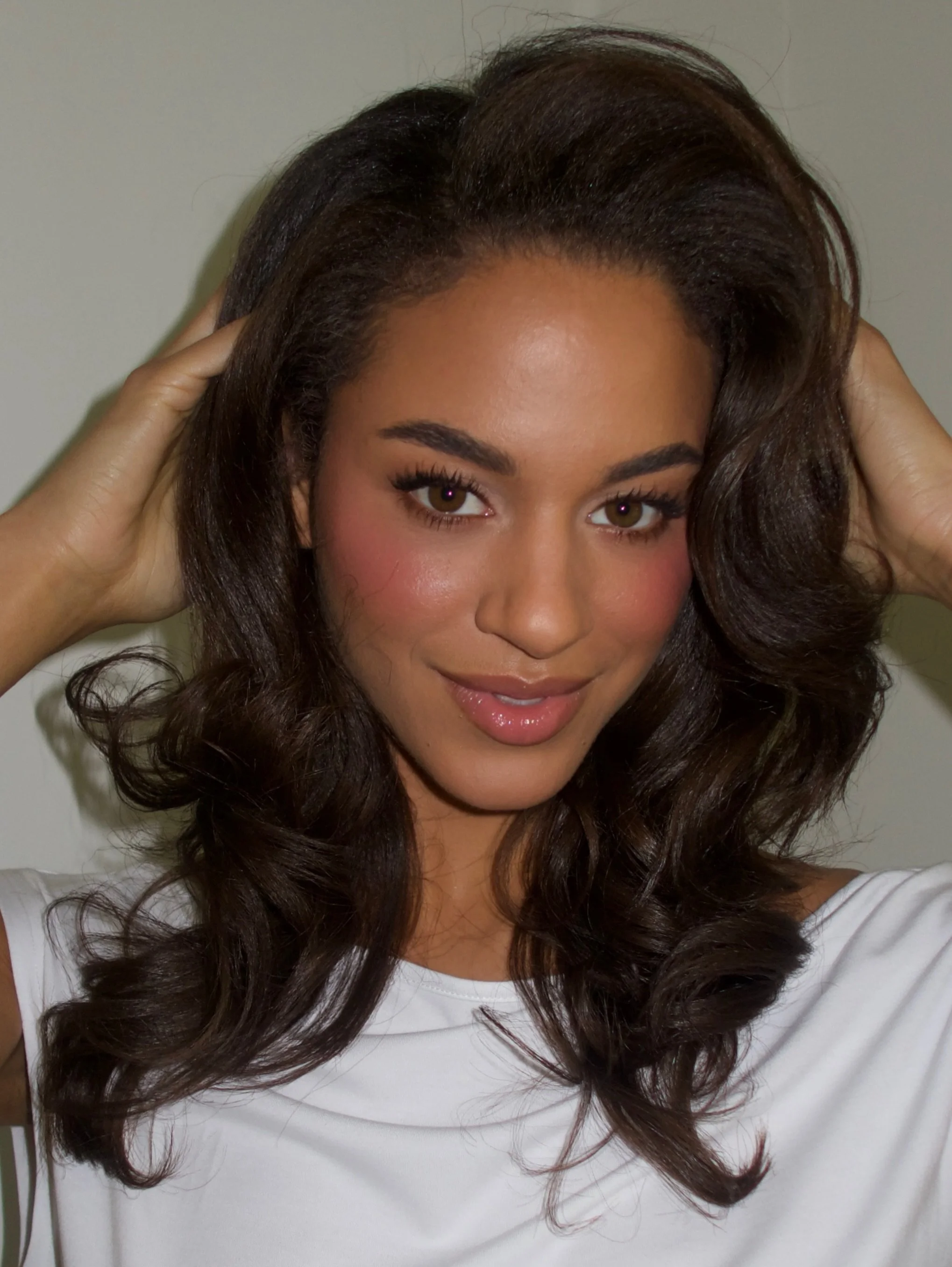a flawless feminine makeup look (if i do say so myself) - comment MAKEUP and i&rsquo;ll send you everything i used to create this look on @icarlypeck 🩷

a few key products&hellip;

@rarebeauty brow gel
@charlottetilbury mascara
@tatcha serum
@armani