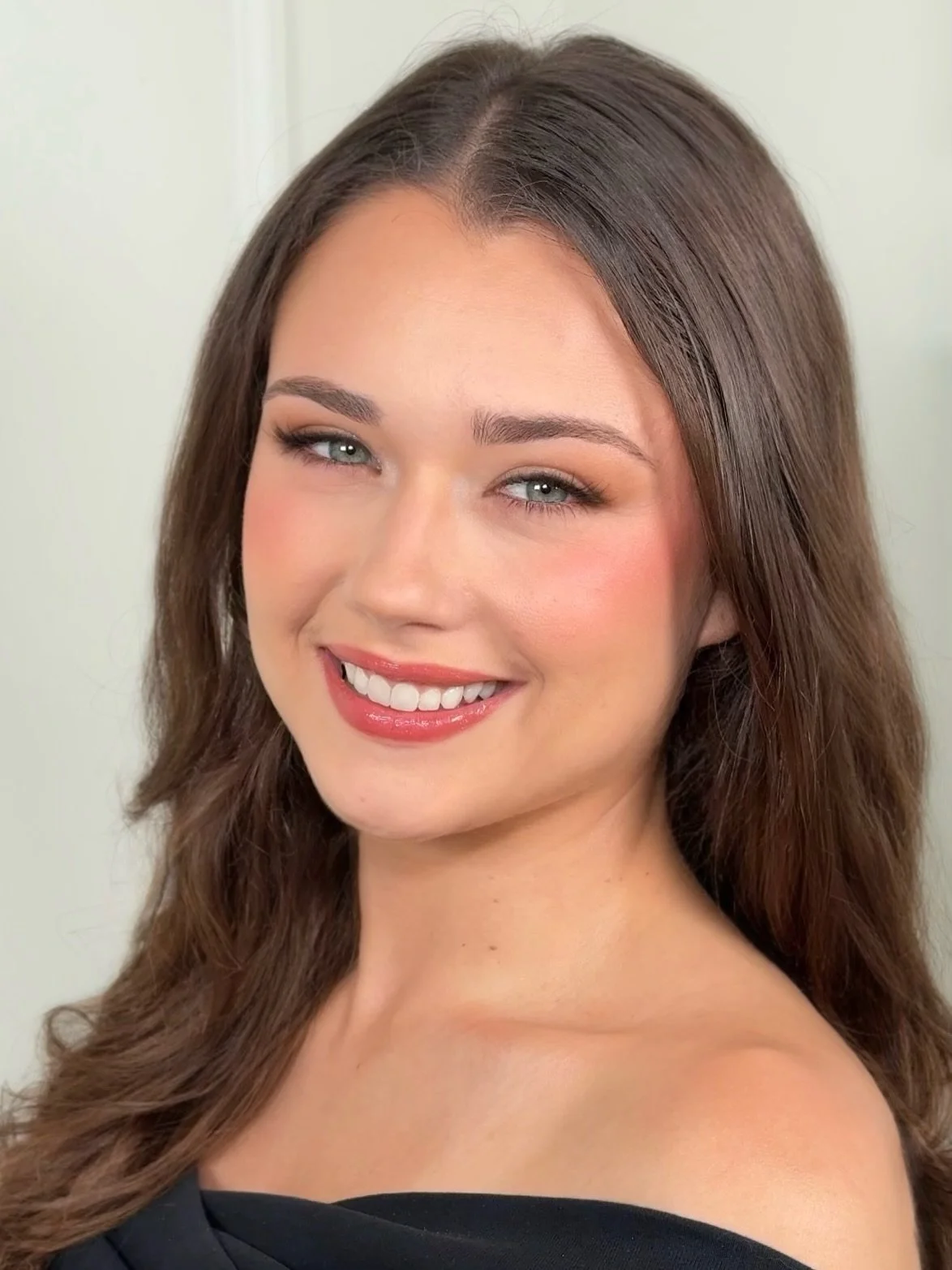 recently taught this makeup look on @maliastokes_ to @carlymarieartistry and had such a great time!

carly wanted to focus on my complexion techniques and well as individual lash application techniques, so we did that and came up with this soft look 