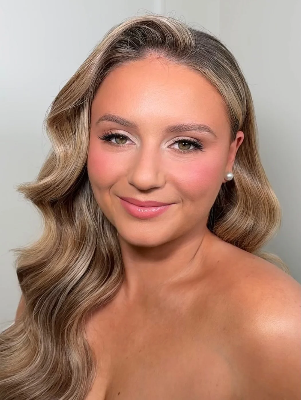 serving bombshell vibes one glam at a time🪄comment GLAM and i&rsquo;ll send you what i used to create this gorg makeup look on my client gianna

#makeupbycaitlynmichelle + @hairby_nataliya 

charlotte makeup artist, luxury makeup artist charlotte, c