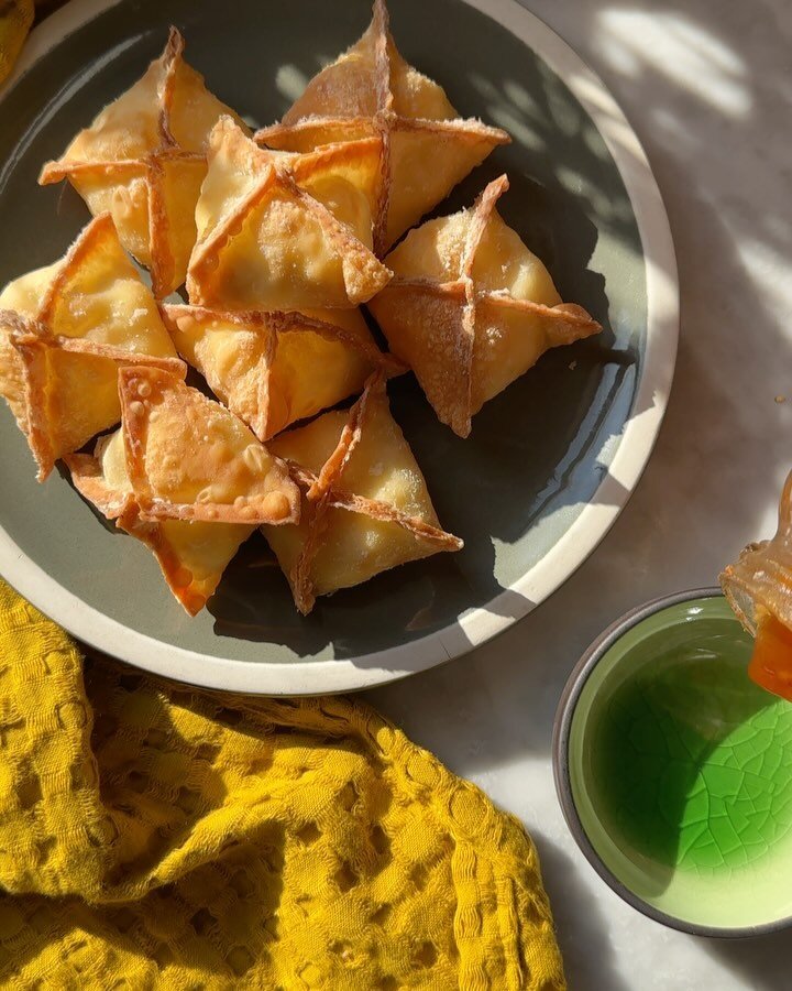 👀 Say What? One of biggest misconceptions about crab Rangoon is that it originated in Rangoon (now Yangon), Myanmar. But did you know, despite the name, it was actually created in the United States and is not of Burmese origin.

Crab Rangoon is typi