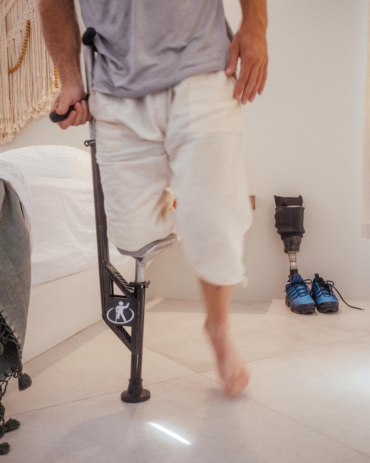 Introducing the new Krutch v2: perfect for any below knee injury, regardless of the leg, the v2 Krutch is highly recommended for most below-knee amputees. With adjustable height and size options, it caters to your individual needs effortlessly.
#INee