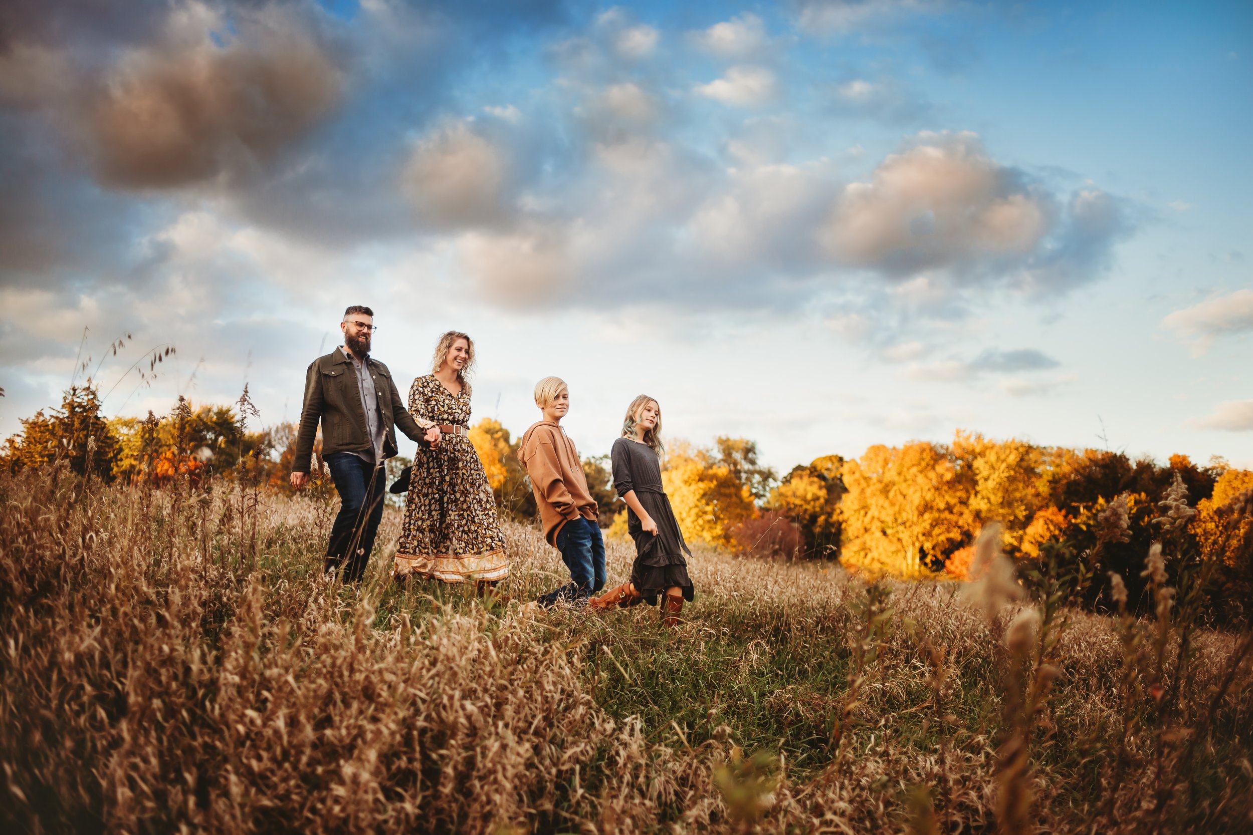  Family walking together in Spring Valley park during sunset by Teala Ward Photography. dynamic family portraits professional #tealawardphotography #tealawardfamilies #springvalleyillinois #springvalleyphotographers #Illinoisfamilyphotographer 