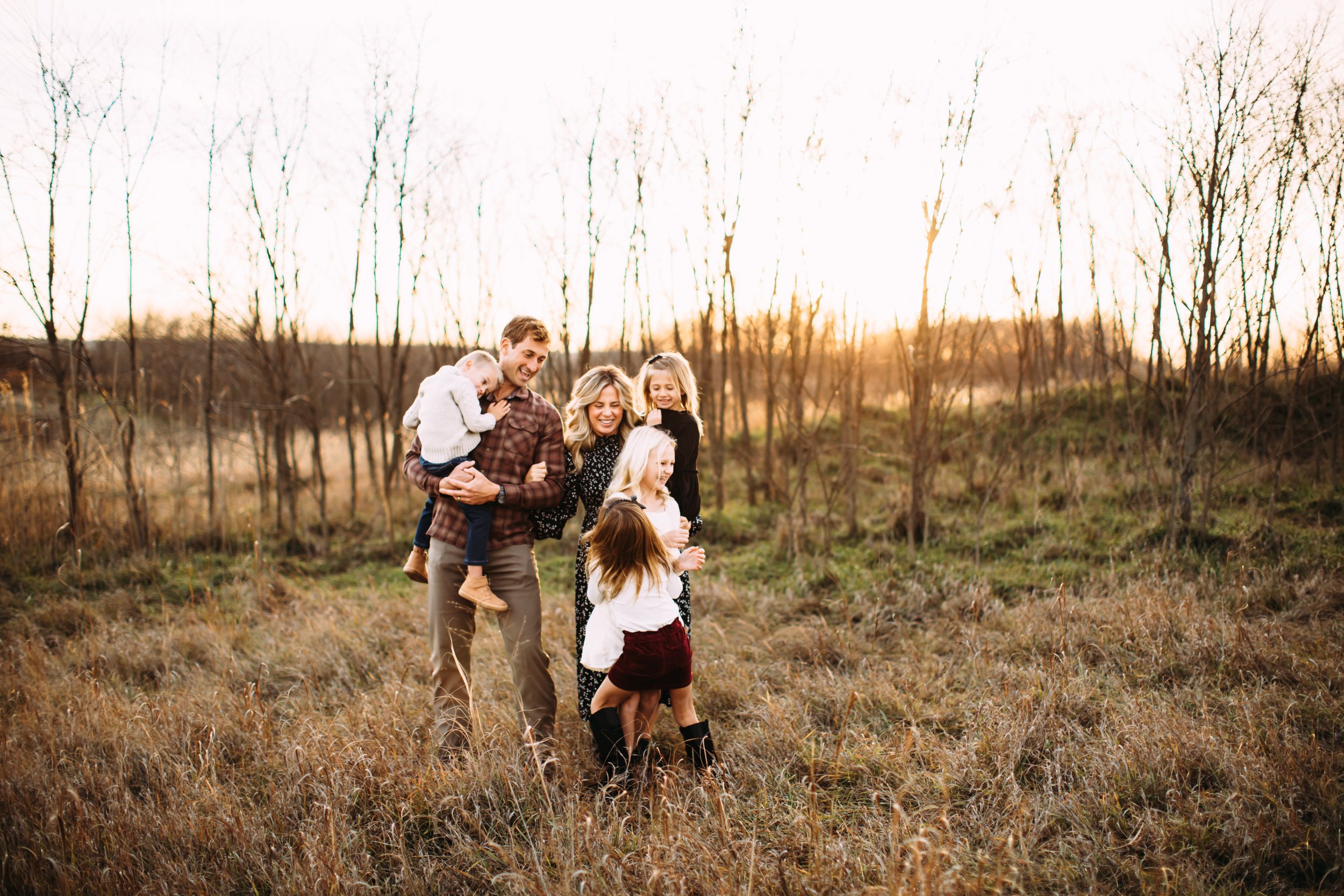  Fall family photo ideas in a grass field at Starved Rock State Park by Teala Ward Photography. fall family portraits family of six #TealaWardPhotography #TealaWardFamilies #StarvedRockStatePark #BuffaloRockPhotographers #UticaIllinoisphotographers 