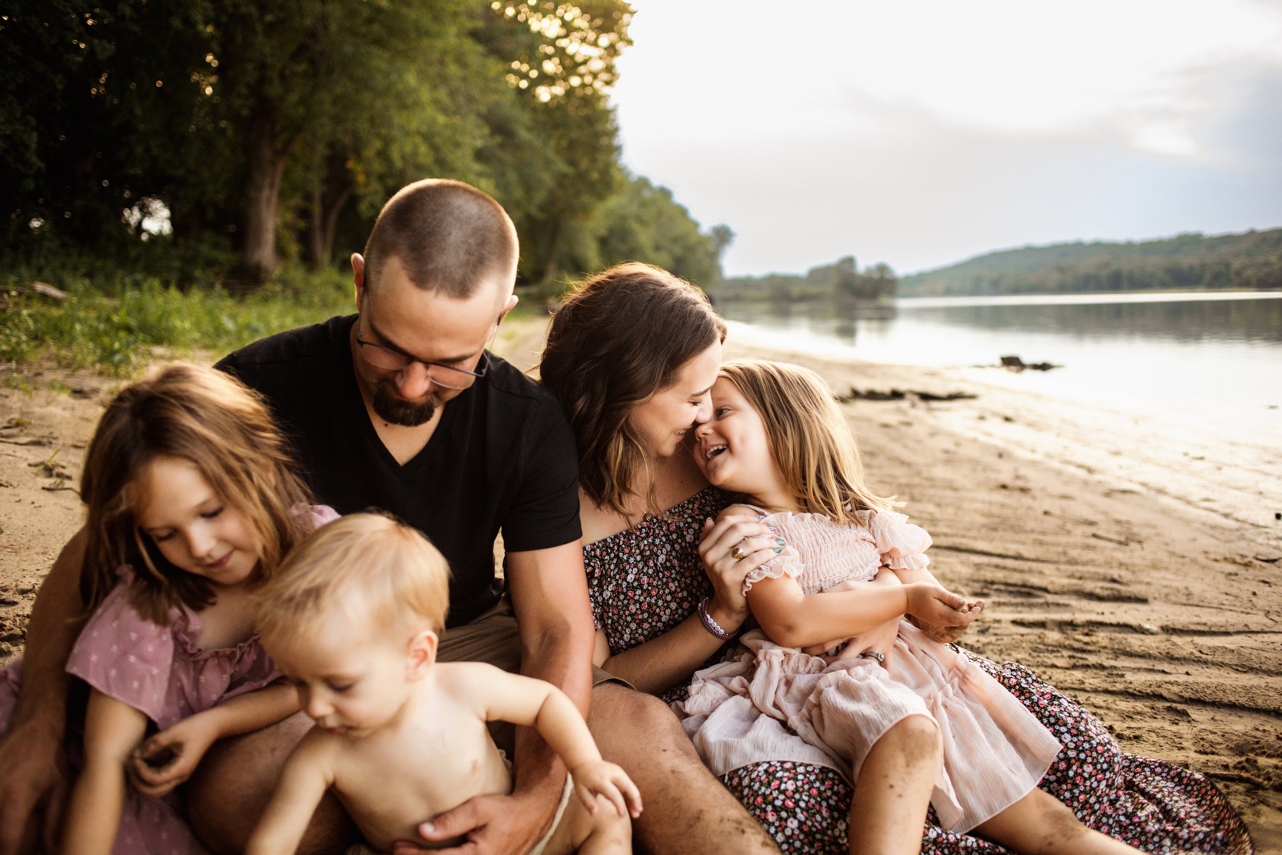  Teala Ward Photography captures an authentic moment with a young family as they play together by the Illinois River. Mother daughter #TealaWardPhotography #TealaWardFamilies #IllinoisRiverPhotography #IllinoisFamilyPhotography #familylifestylepics 