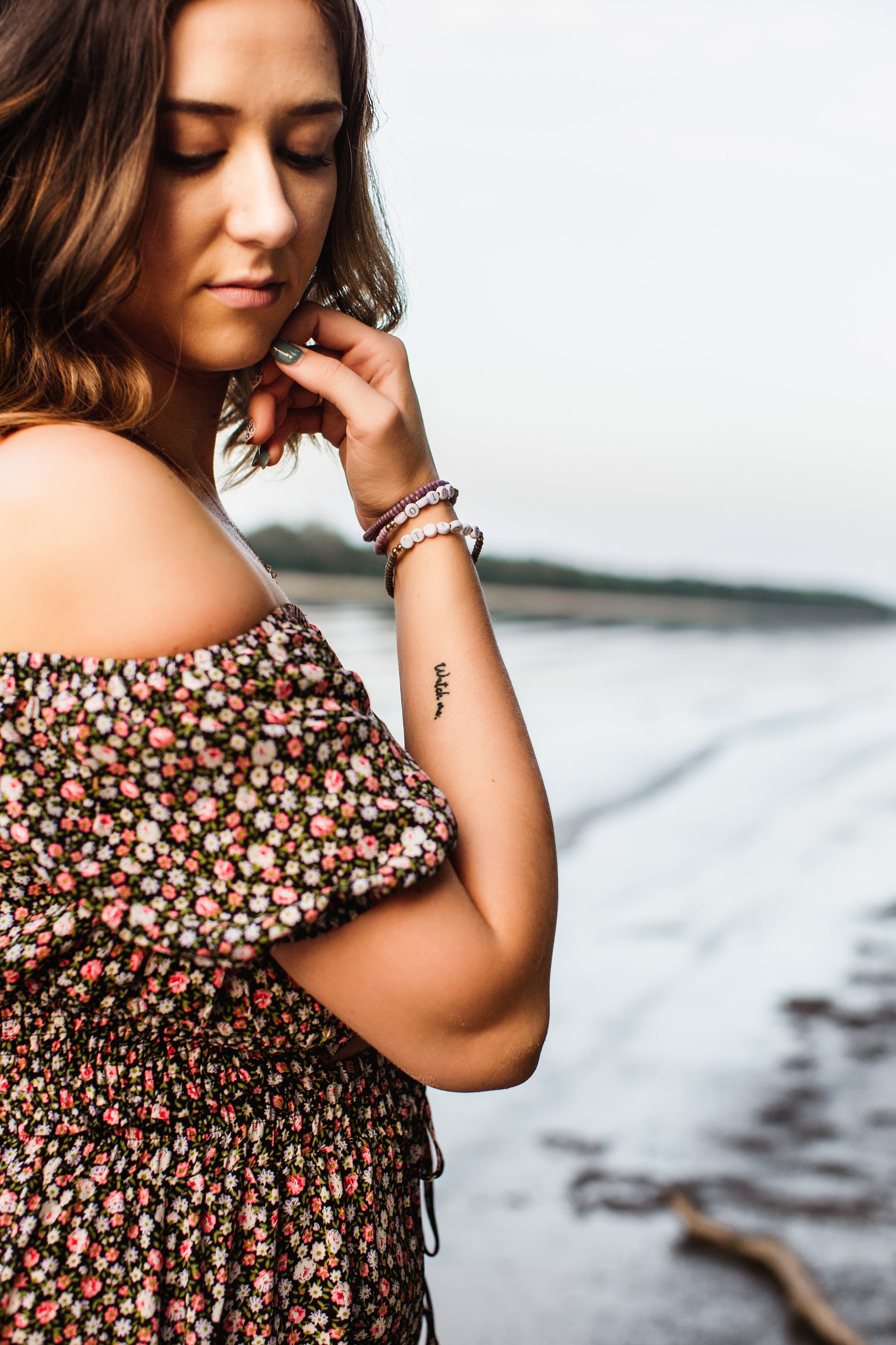  Teala Ward Photography captures a portrait of a mother next to the Illinois River featuring her stunning tattoo. woman portraits #TealaWardPhotography #TealaWardFamilies #IllinoisRiverPhotography #IllinoisFamilyPhotography #familylifestylepics 