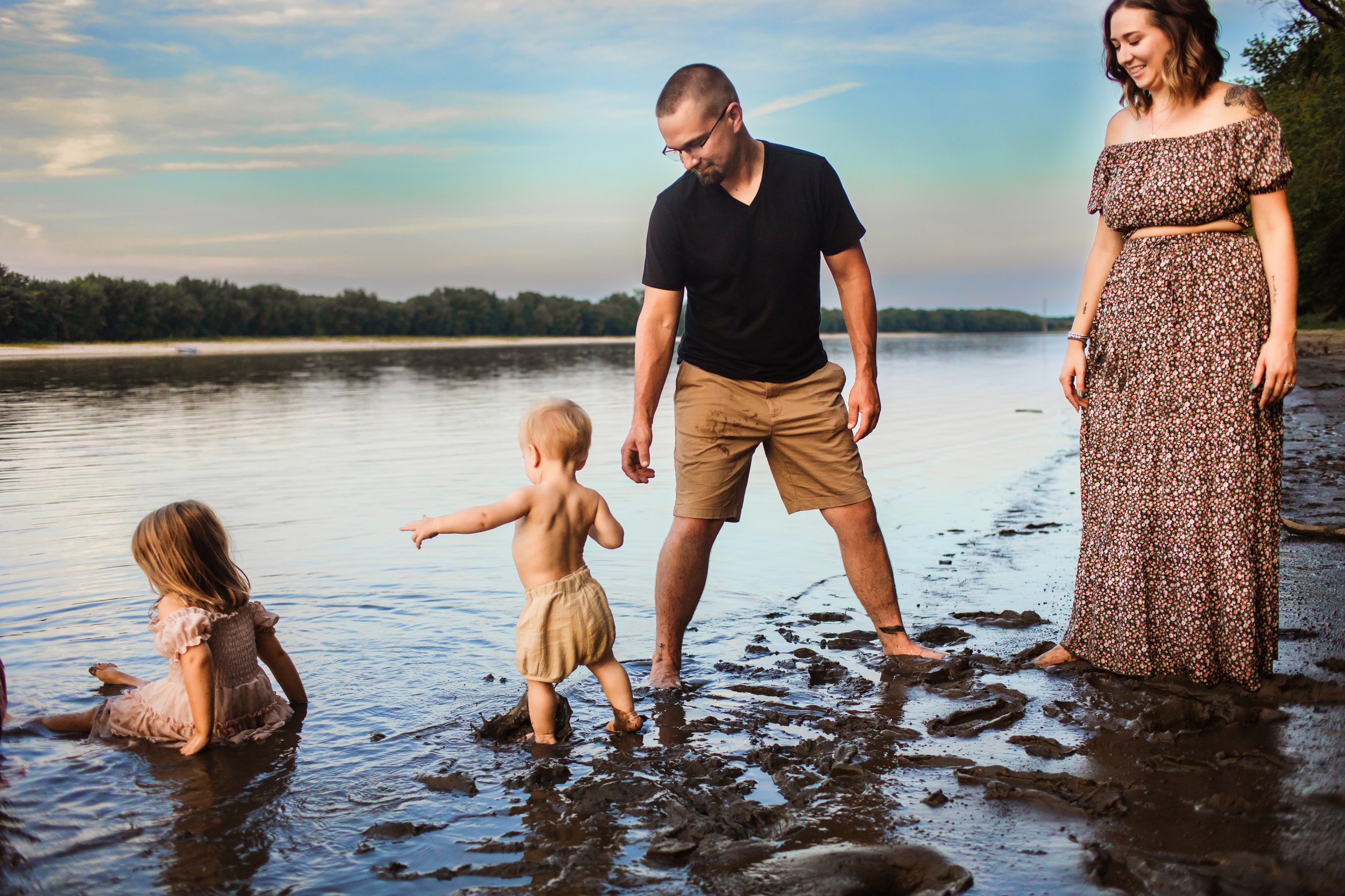  Two toddlers play in water and mud during a family portrait session with Teala Ward Photography. Illinois Photographer #TealaWardPhotography #TealaWardFamilies #IllinoisRiverPhotography #IllinoisFamilyPhotography #familylifestylepics 