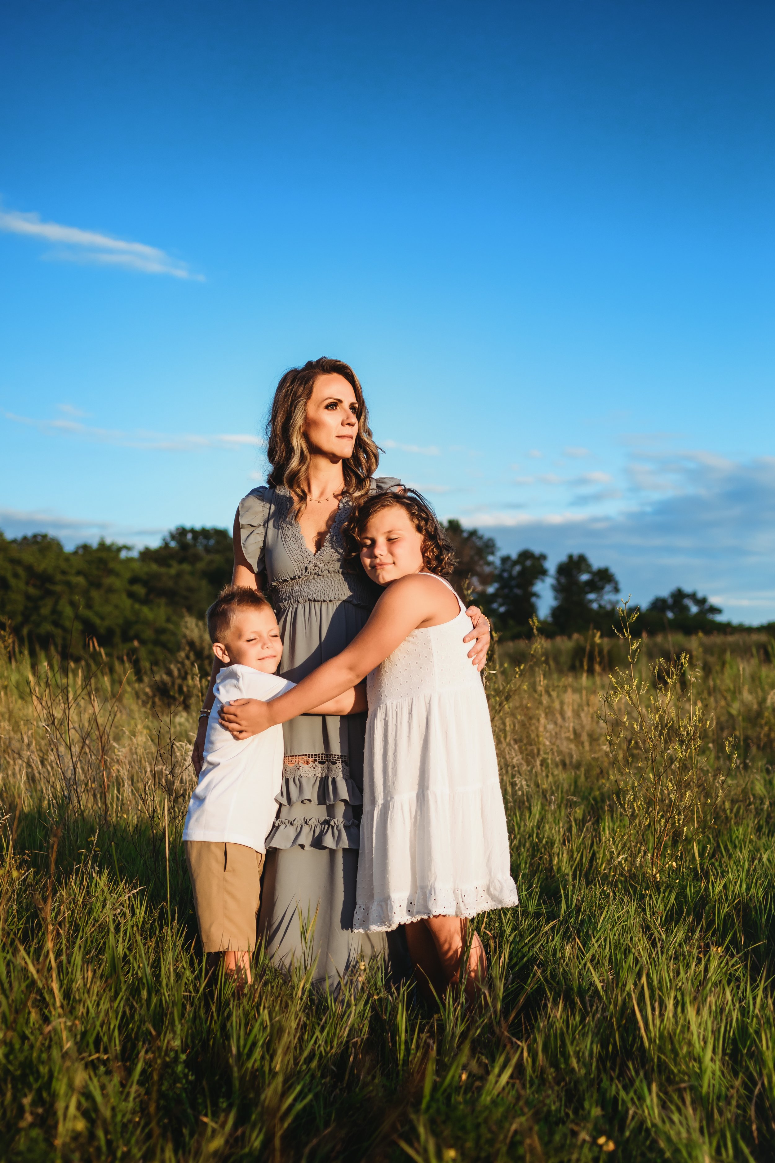  A family photographer in the Illinois Valley captures a mother with her children at dusk by Teala Ward Photography. moody family pics #motherhood #mommapics #TealaWardPhotography #TealaWardFamilies #IllinoisPhotographers #IllinoisFamilyPhotography 
