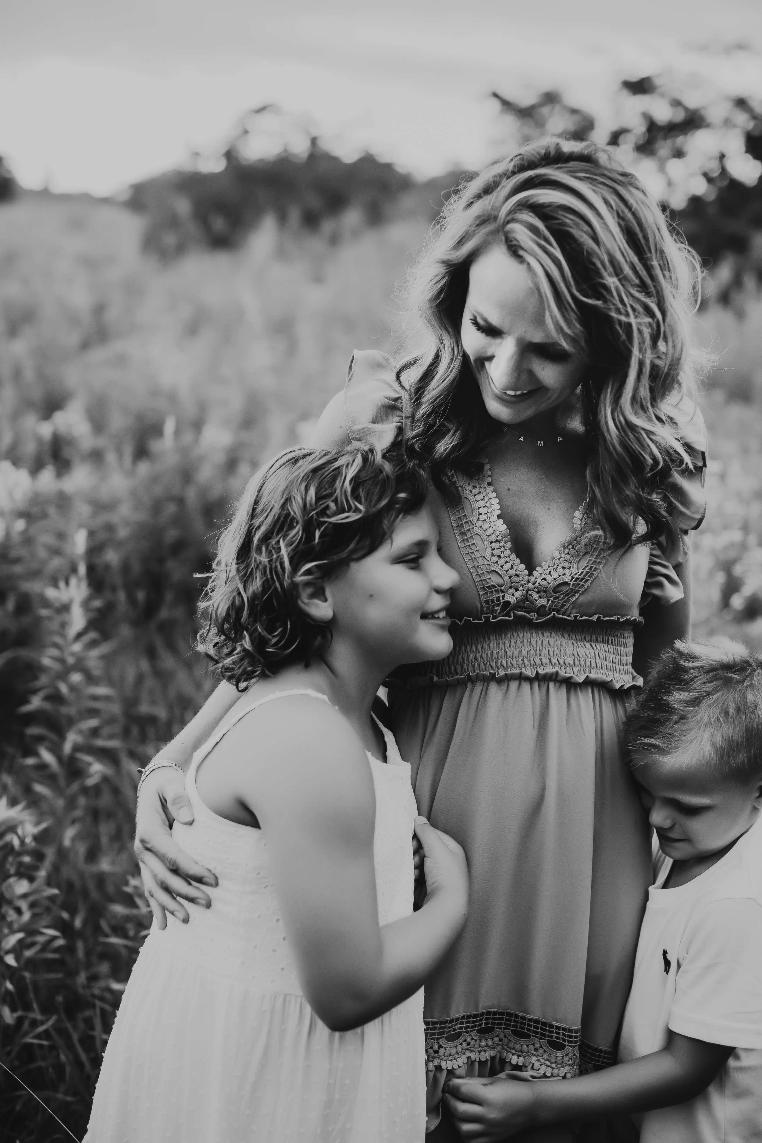  Teala Ward Photography captures a black and white portrait of a mother hugging her daughter. Illinois family photographer #motherhood #mommapics #TealaWardPhotography #TealaWardFamilies #IllinoisPhotographers #IllinoisFamilyPhotography 