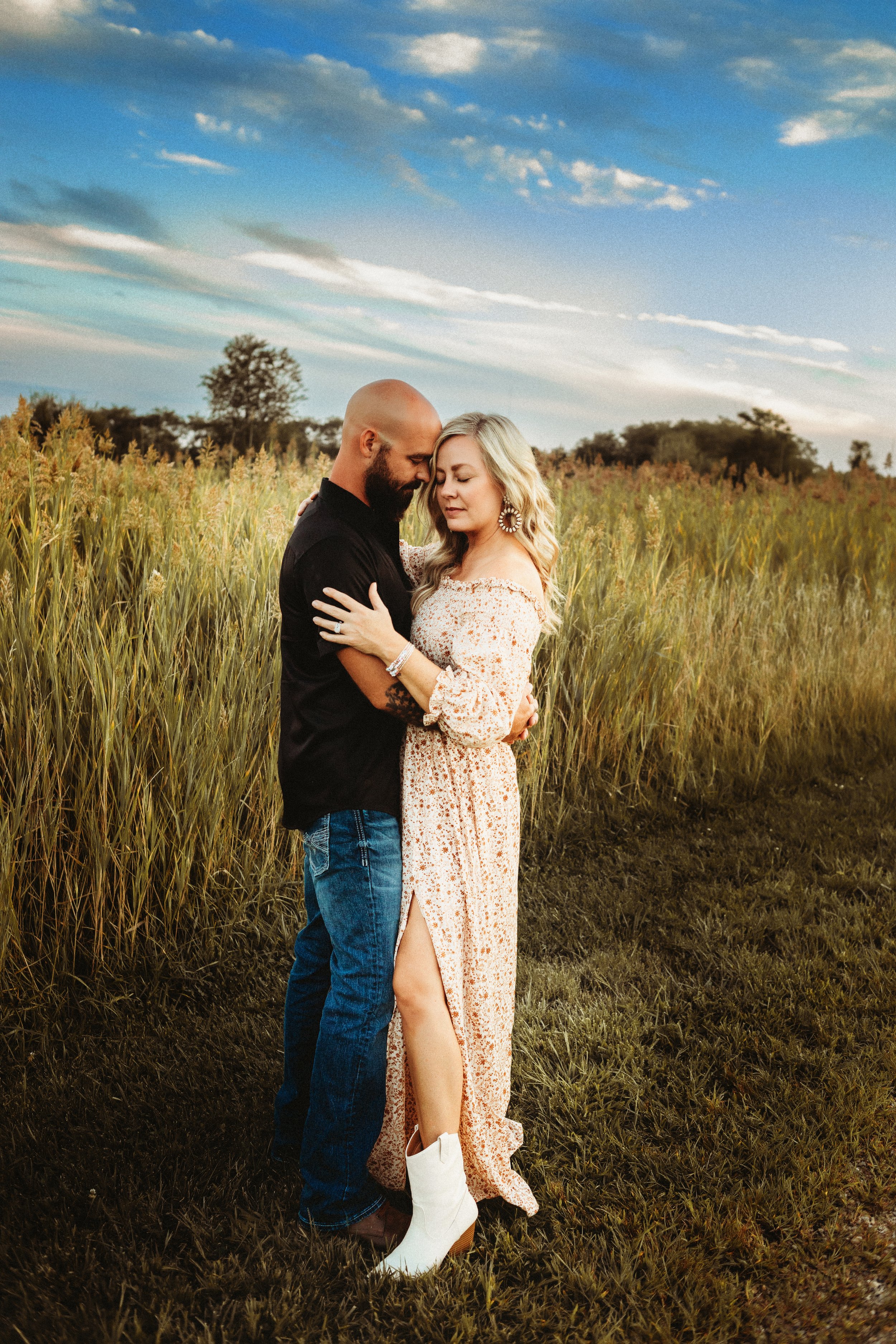  A man embraces his wife during a family photoshoot in Illinois by Teala Ward Photography. Illinois Valley Family Pictures #TealaWardPhotography #IllinoisValleyPhotographer #midwestphotography #TealaWardFamilies #Illinoisfamilypictures 