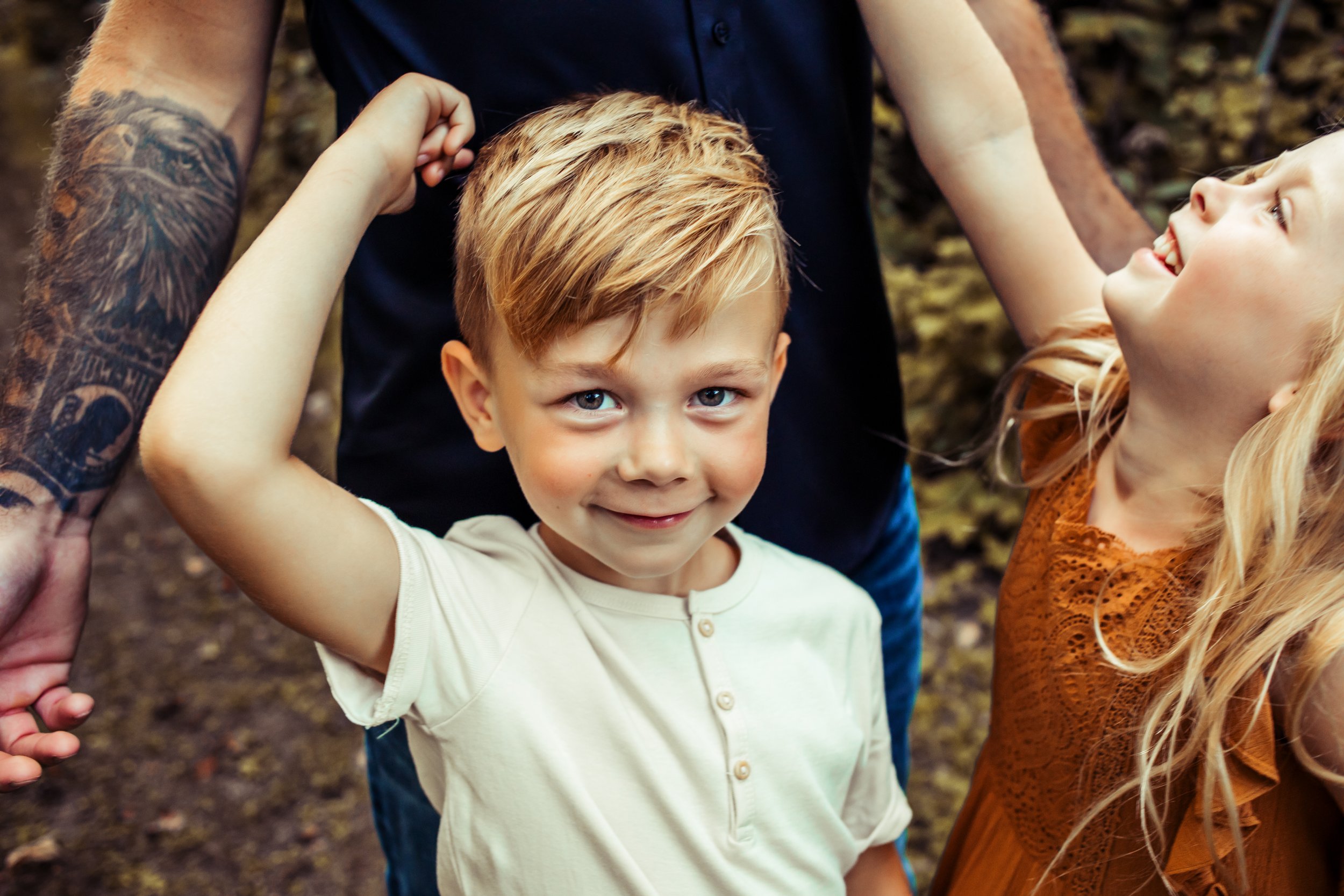  In the Illinois Valley, Teala Ward Photography captures a portrait of a young boy in a white shirt. blonde boy kids playing #TealaWardPhotography #IllinoisValleyPhotographer #midwestphotography #TealaWardFamilies #Illinoisfamilypictures 