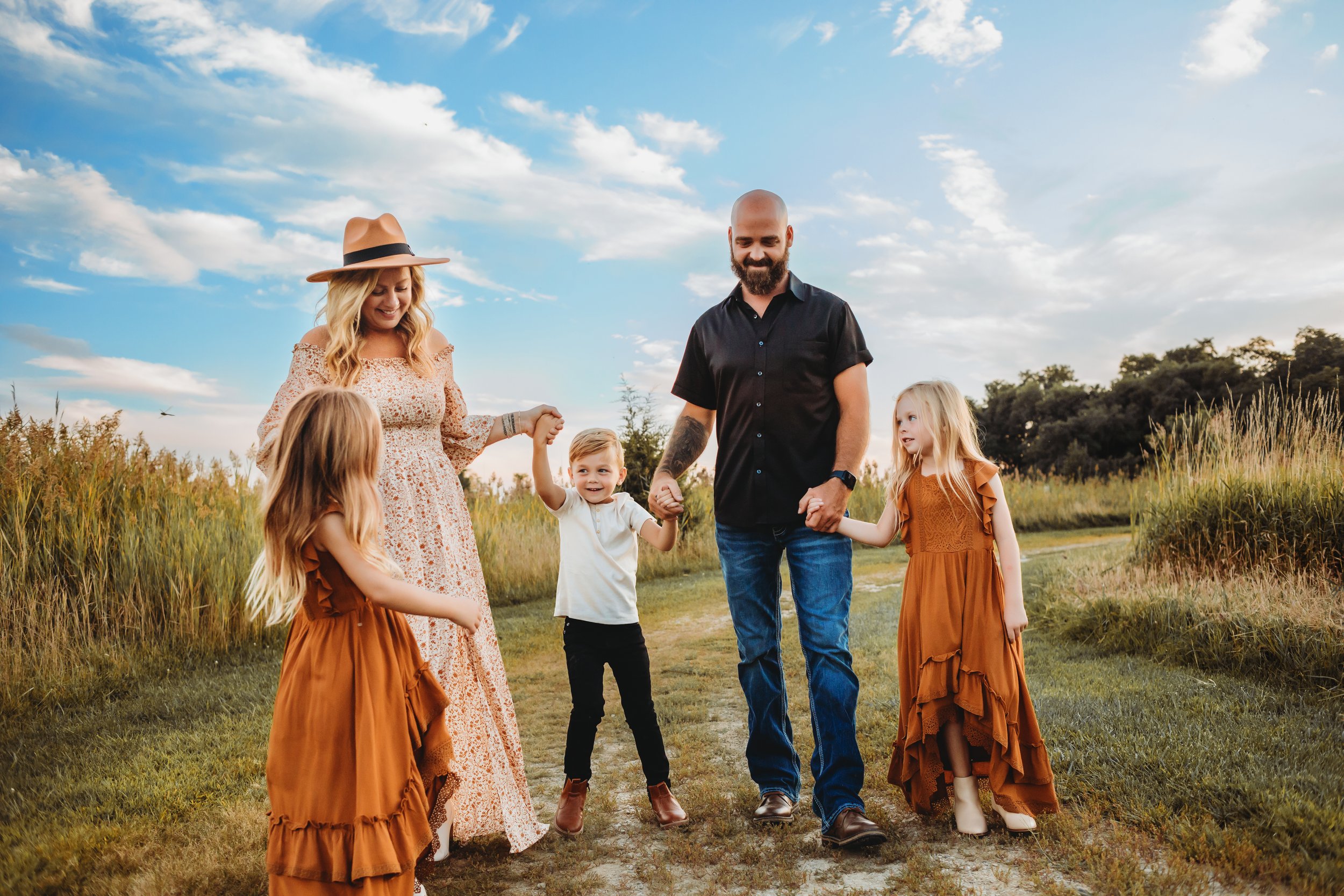  Teala Ward Photography captures a family playing together to keep the children happy. tips for family photography young kids #TealaWardPhotography #IllinoisValleyPhotographer #midwestphotography #TealaWardFamilies #Illinoisfamilypictures 