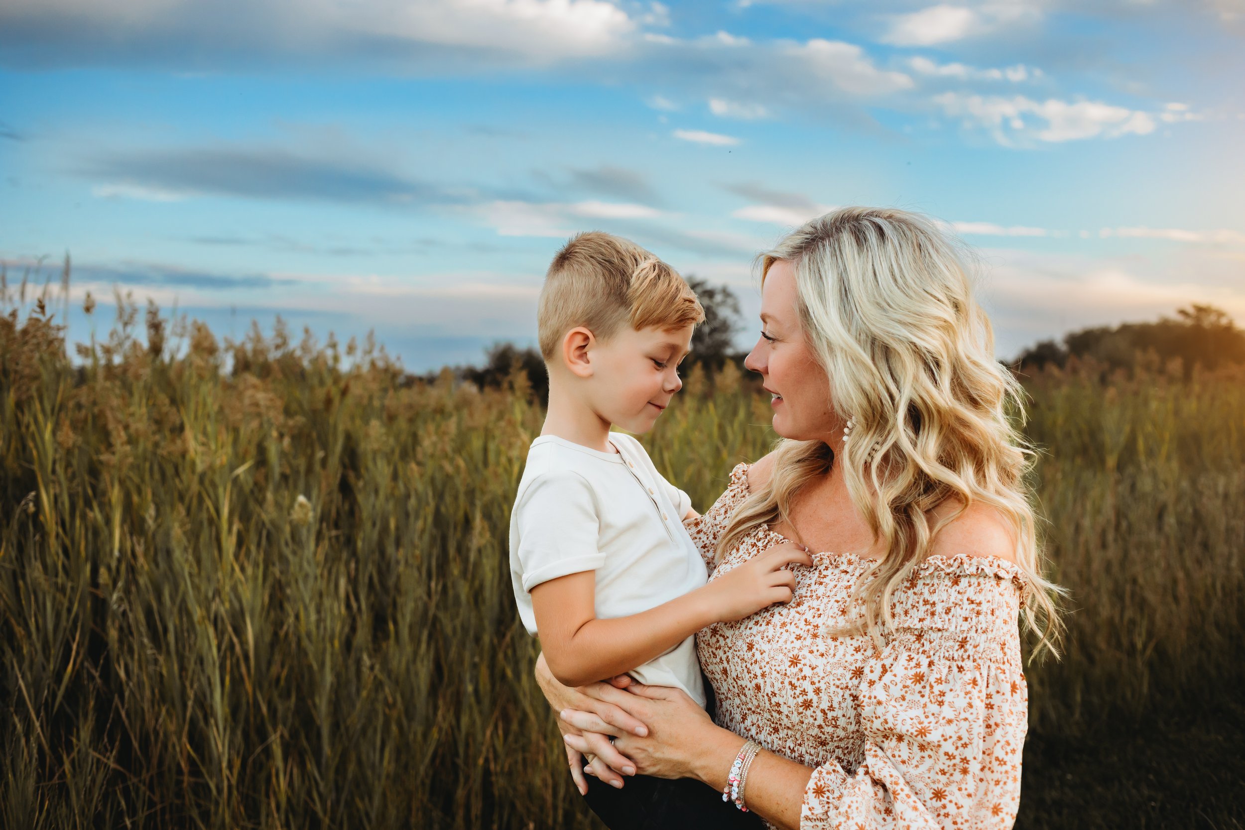  How to capture small tender moments during a family photoshoot with Teala Ward Photography. mother and son moments timeless #TealaWardPhotography #IllinoisValleyPhotographer #midwestphotography #TealaWardFamilies #Illinoisfamilypictures 