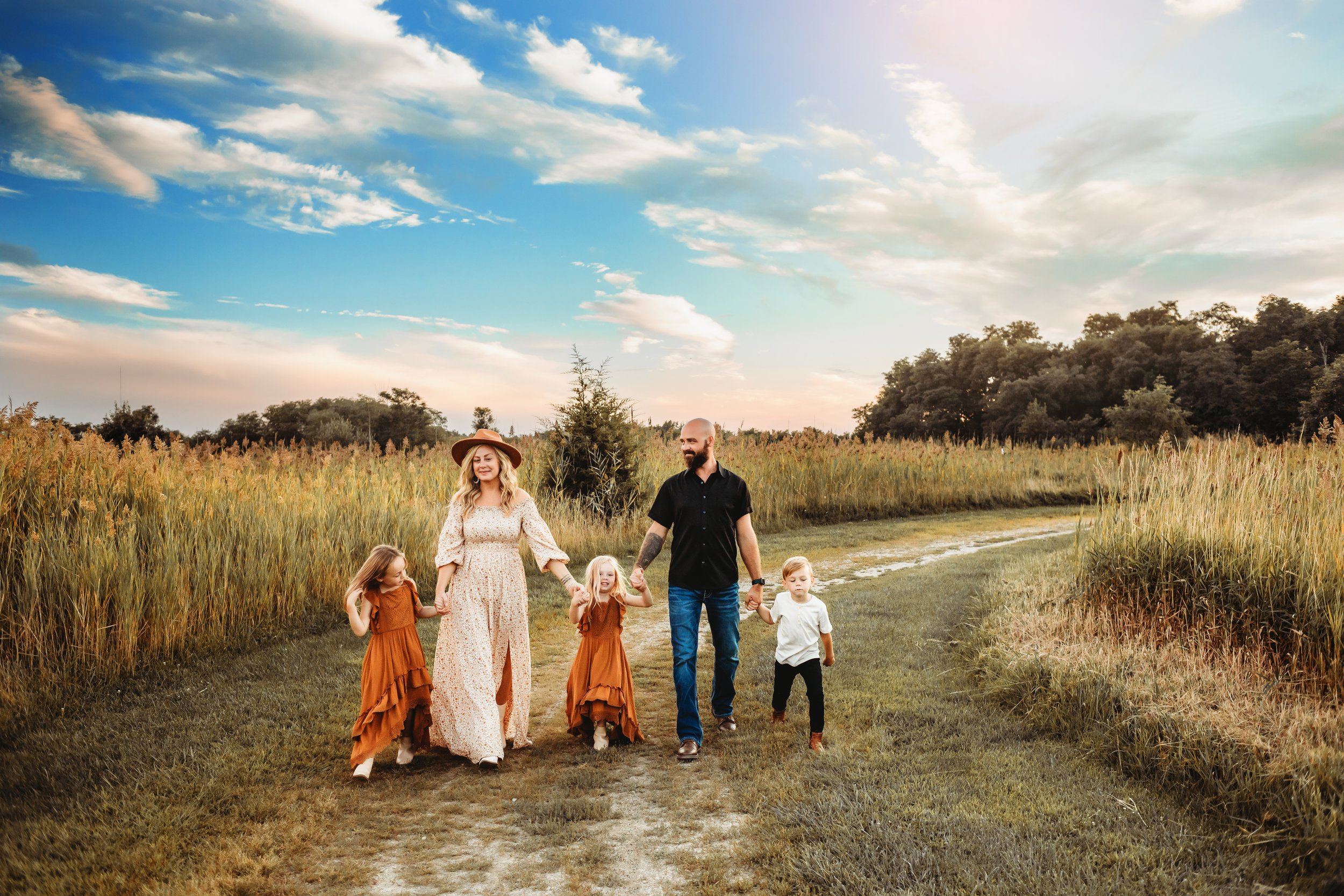  How to help young children enjoy a family photography session with Teala Ward Photography in Illinois. boho family pic family of five #TealaWardPhotography #IllinoisValleyPhotographer #midwestphotography #TealaWardFamilies #Illinoisfamilypictures 