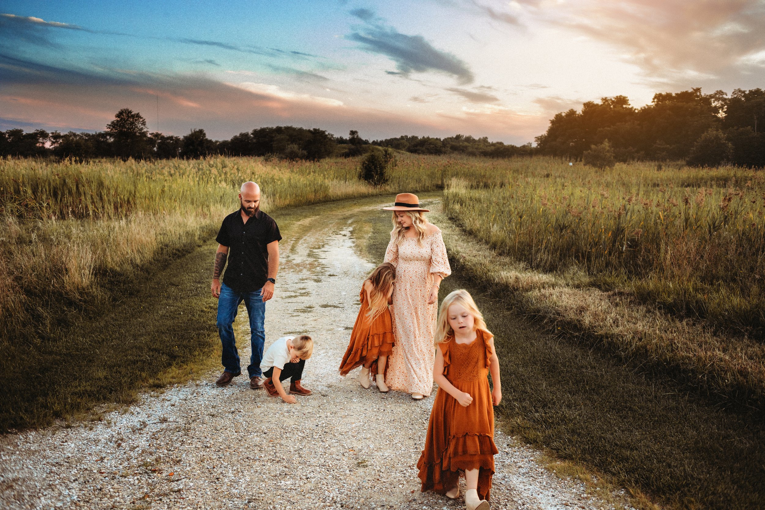  Ways to capture beautiful family portraits with uncooperative kids by Teala Ward Photography. family session moody kids #TealaWardPhotography #IllinoisValleyPhotographer #midwestphotography #TealaWardFamilies #Illinoisfamilypictures 