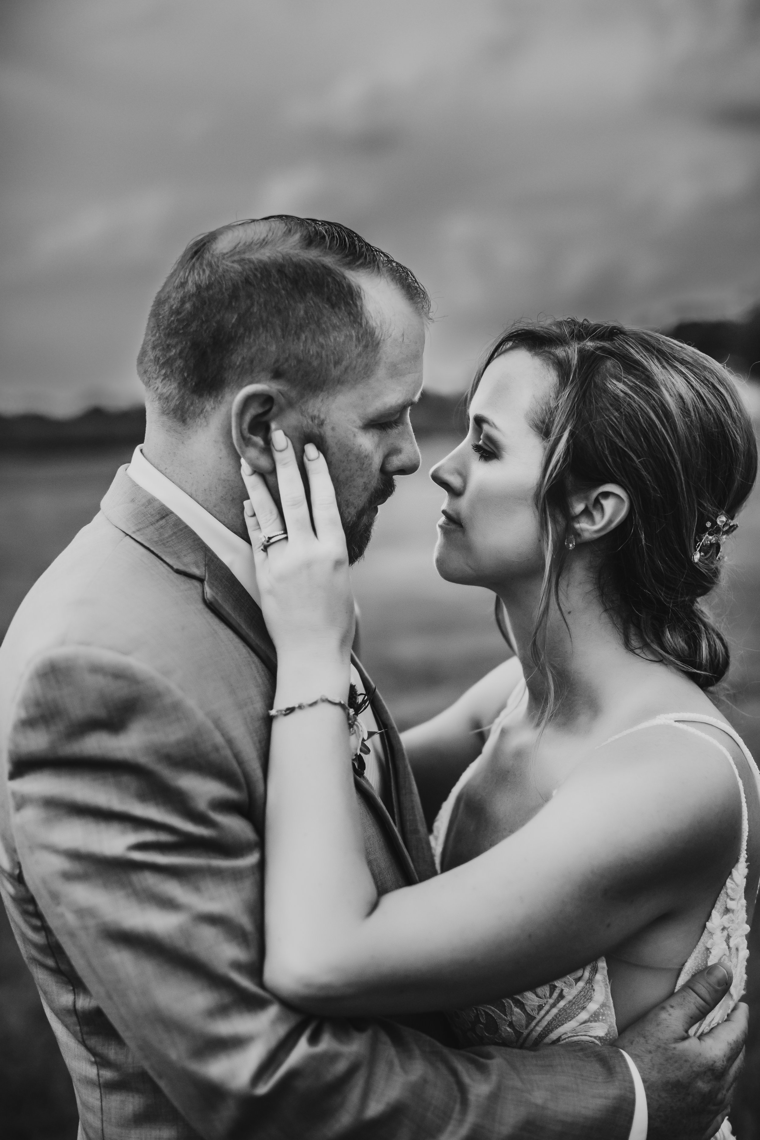  Black and white portrait of the bride and groom kissing in the Illinois Valley by Teala Ward Photography. tender wedding moments #TealaWardPhotography #IllinoisValleyPhotographer #summerwedding #TealaWardWeddings #Illinoisweddings  