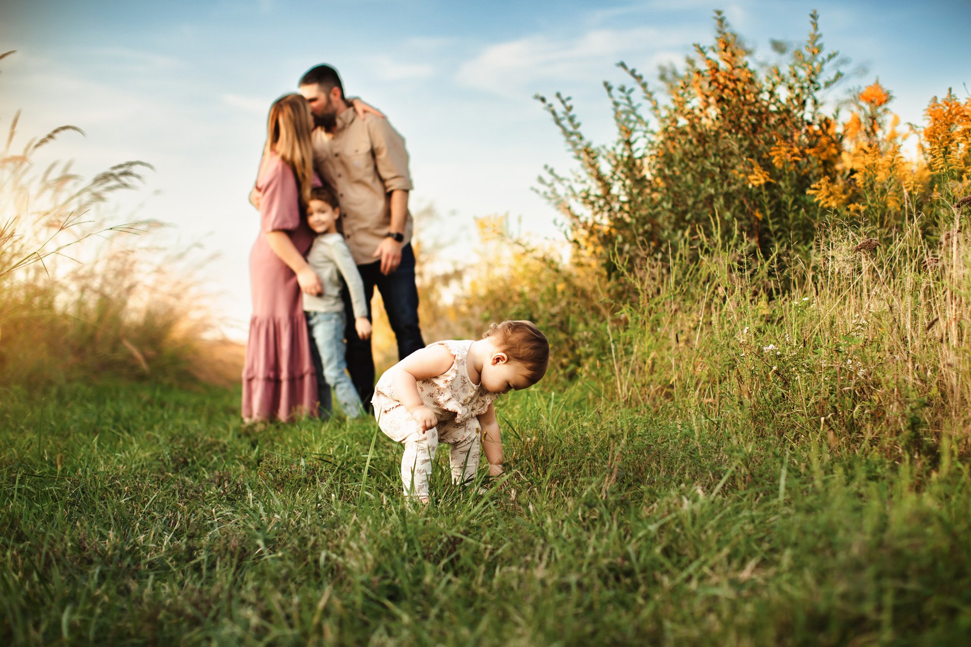  The pros of having a family mini session for family portraits with Teala Ward Photography in Illinois. family at dusk #TealaWardPhotography #TealaWardFamilies #minisessionvsfullsessions #photography #Illinoisphotography #familyminisession 