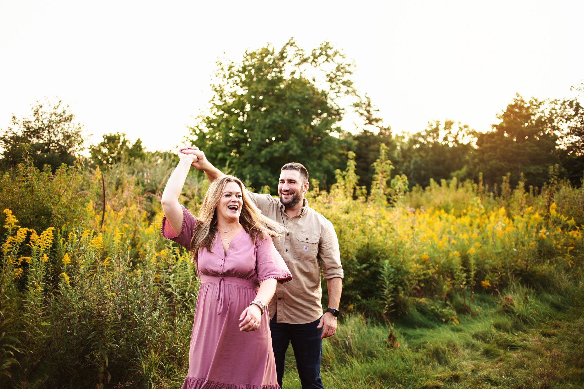  Teala Ward Photography captures a husband and wife dancing together in an Illinois field. family photography IL #TealaWardPhotography #TealaWardFamilies #minisessionvsfullsessions #photography #Illinoisphotography #familyminisession 