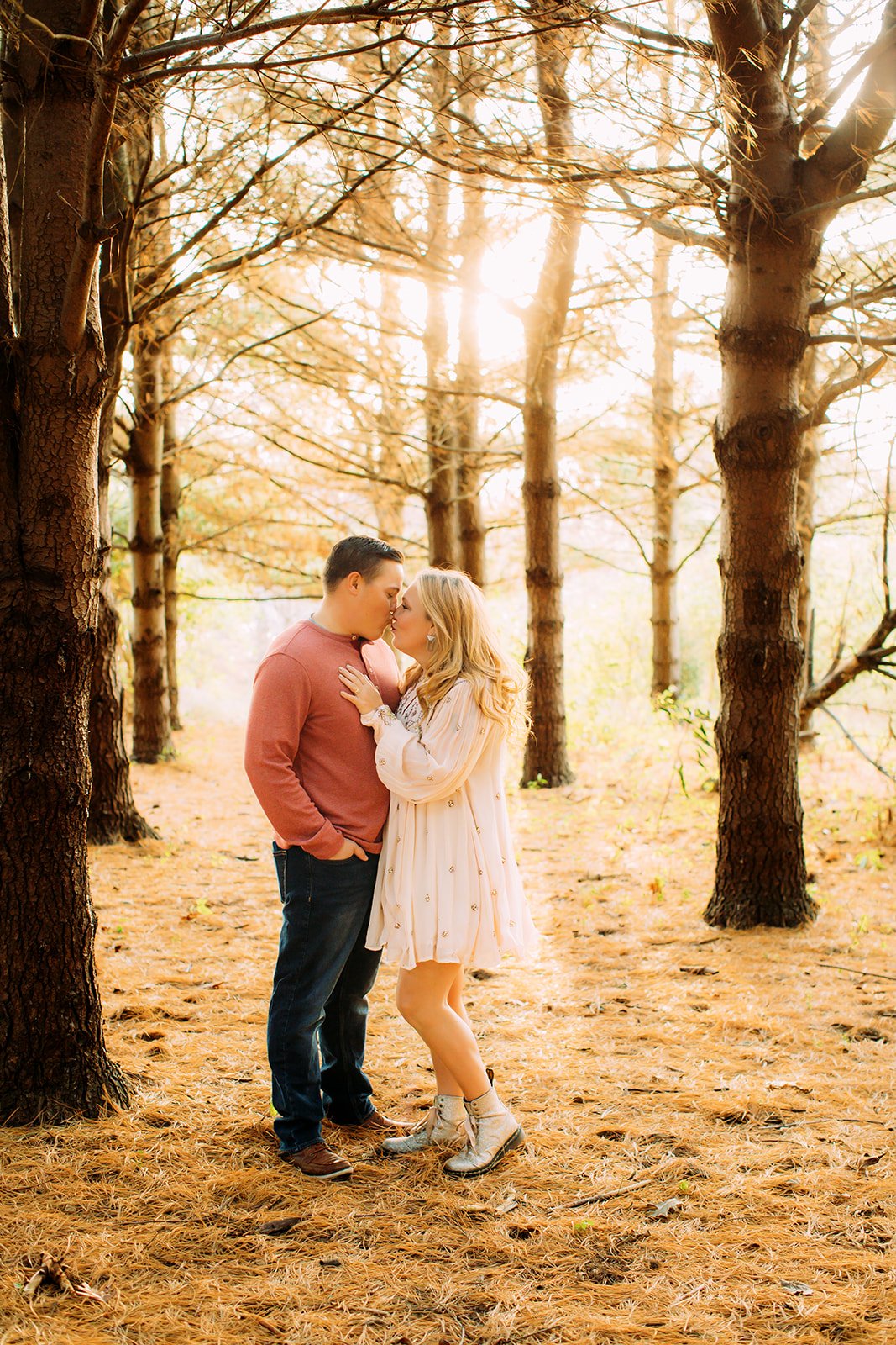  In Illinois, a husband and wife kiss in a golden winter forest by Teala Ward Photography. golden forest kissing pic #TealaWardPhotography #TealaWardFamilies #holidayfamilypics #photography #Illinoisfamilyphotography #familysession 