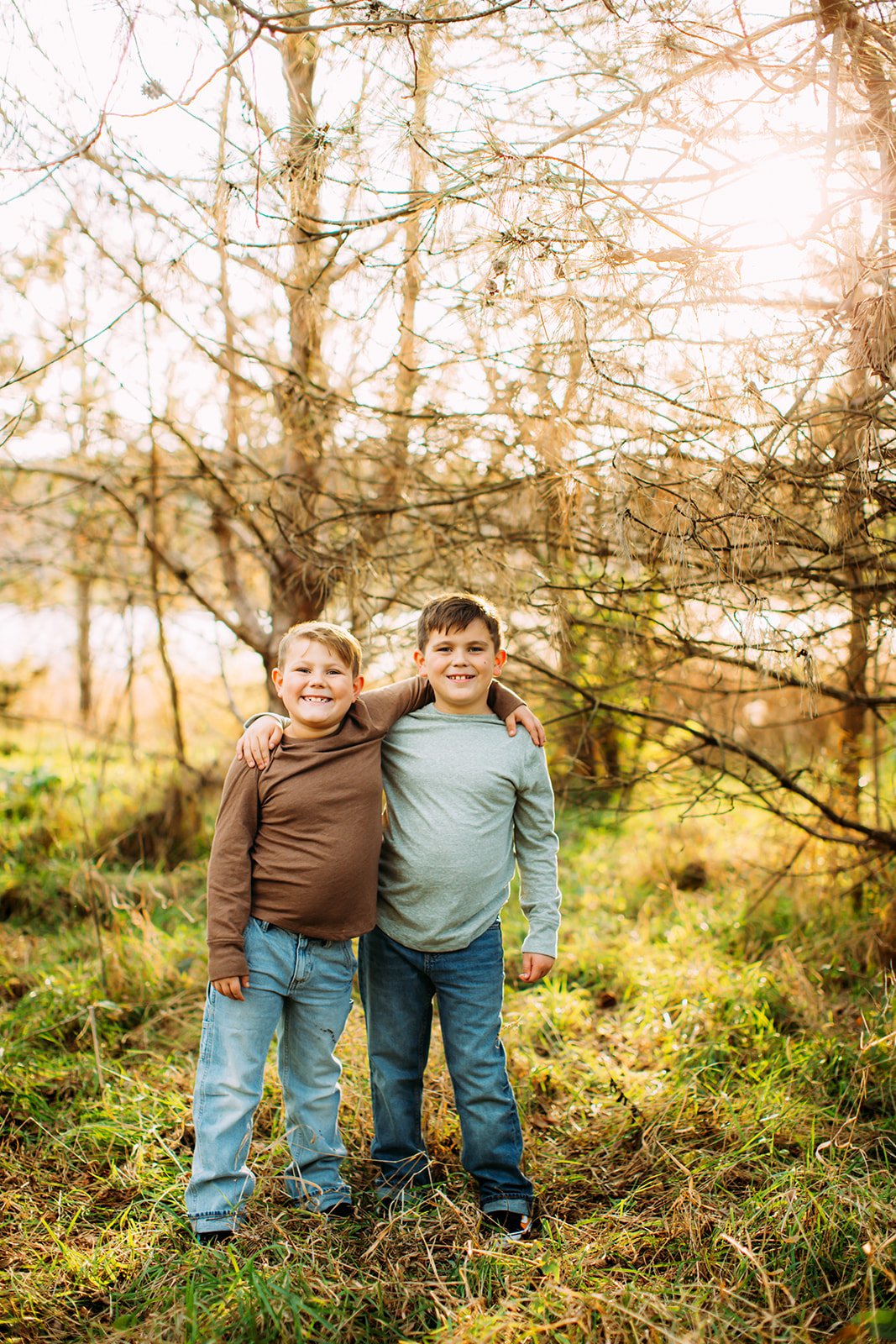  Teala Ward Photography captures two brothers smiling with their arms around each other's shoulders. brother pictures #TealaWardPhotography #TealaWardFamilies #holidayfamilypics #photography #Illinoisfamilyphotography #familysession 