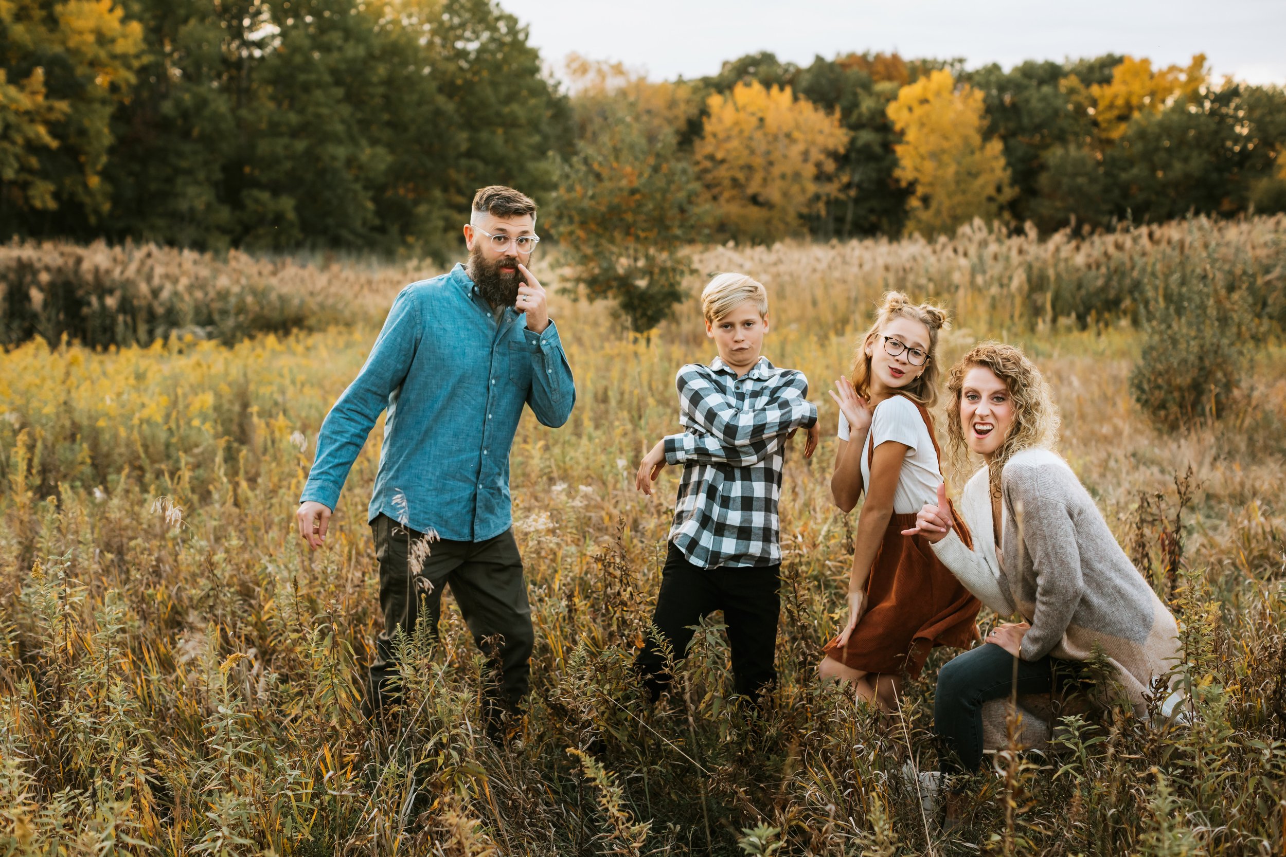  Illinois Valley photographer Teala Ward Photography captures a silly portrait of a family of four. silly family portrait #TealaWardPhotography #TealaWardFamilies #IllinoisValleyfamilypics #fursibiling #Illinoisfamilyphotography #brother&amp;sister 