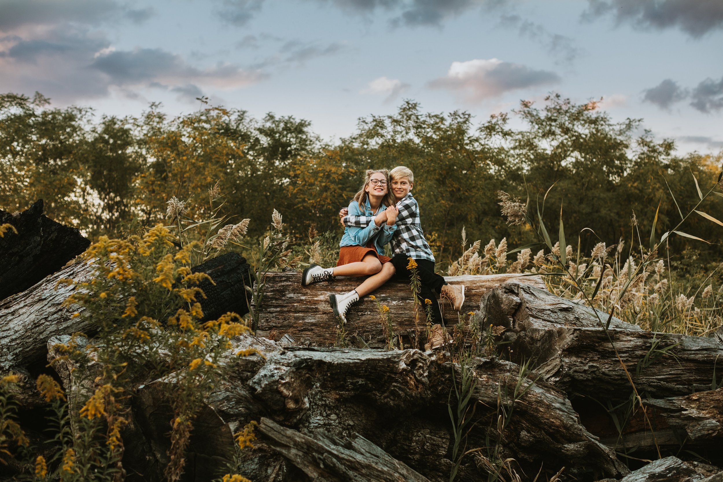  In the Illinois Valley, a brother and sister hug while sitting on a rock captured by Teala Ward Photography. hugging #TealaWardPhotography #TealaWardFamilies #IllinoisValleyfamilypics #fursibiling #Illinoisfamilyphotography #brother&amp;sister 