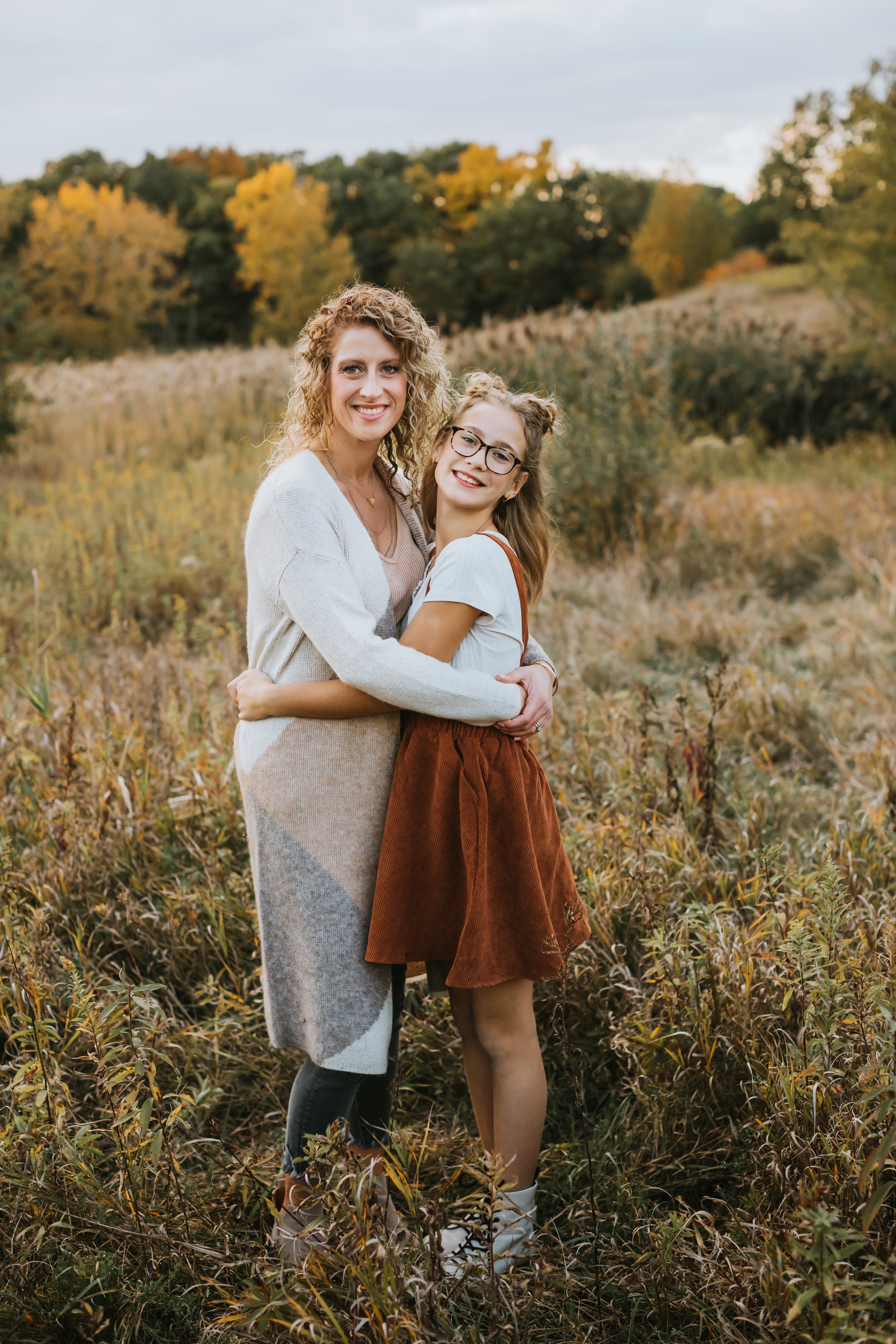  A mother and daughter wearing boho-style clothes for family pictures with Teala Ward Photography. boho family pictures #TealaWardPhotography #TealaWardFamilies #IllinoisValleyfamilypics #fursibiling #Illinoisfamilyphotography #brother&amp;sister 