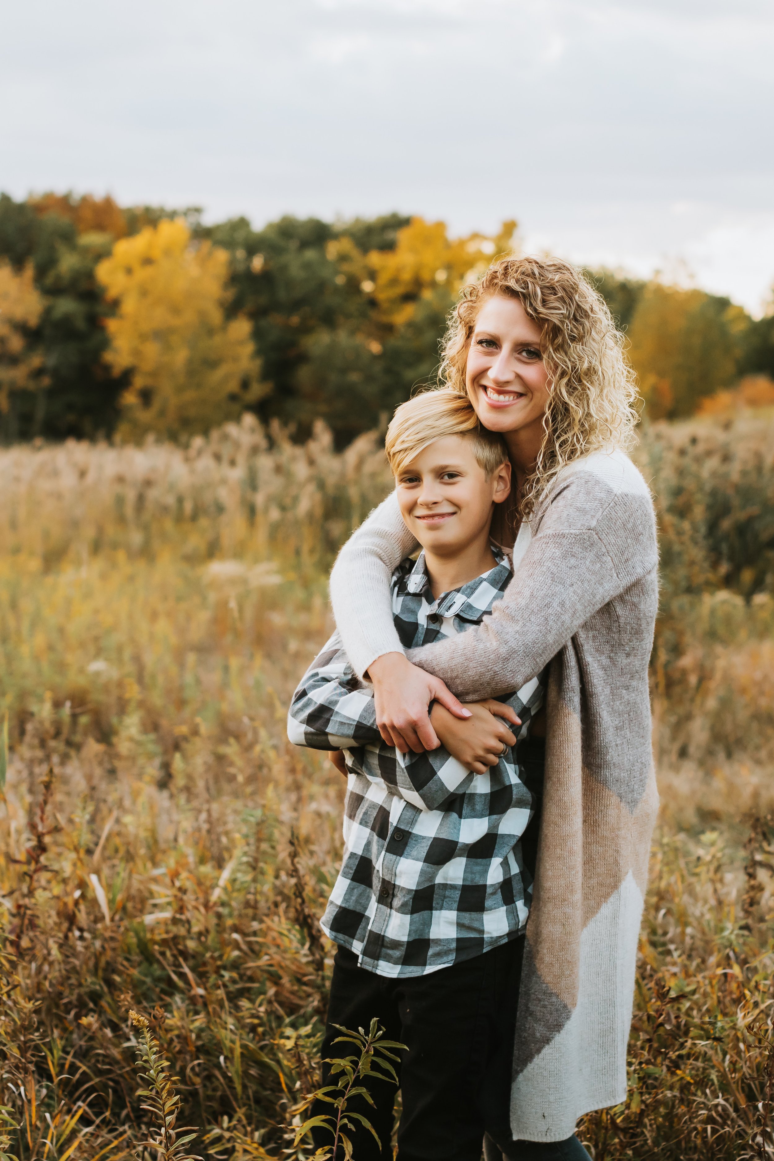 A dynamic style mother and son portrait captured by Teala Ward Photography in Illinois. mother and son poses #TealaWardPhotography #TealaWardFamilies #IllinoisValleyfamilypics #fursibiling #Illinoisfamilyphotography #brother&amp;sister 