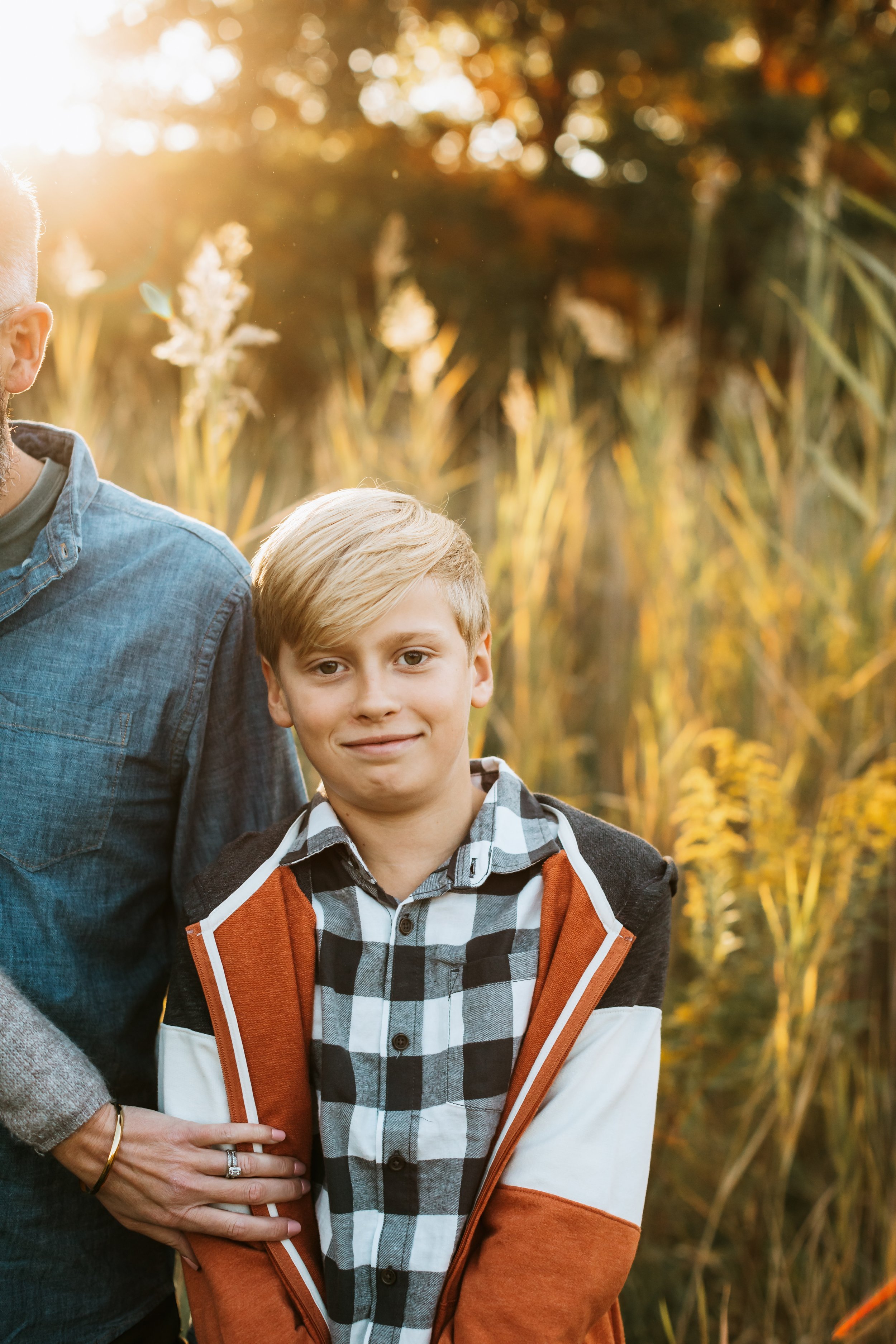  Sunset portraits in the Illinois Valley with yellow grass by Teala Ward Photography. sunset face portraits #TealaWardPhotography #TealaWardFamilies #IllinoisValleyfamilypics #fursibiling #Illinoisfamilyphotography #brother&amp;sister 