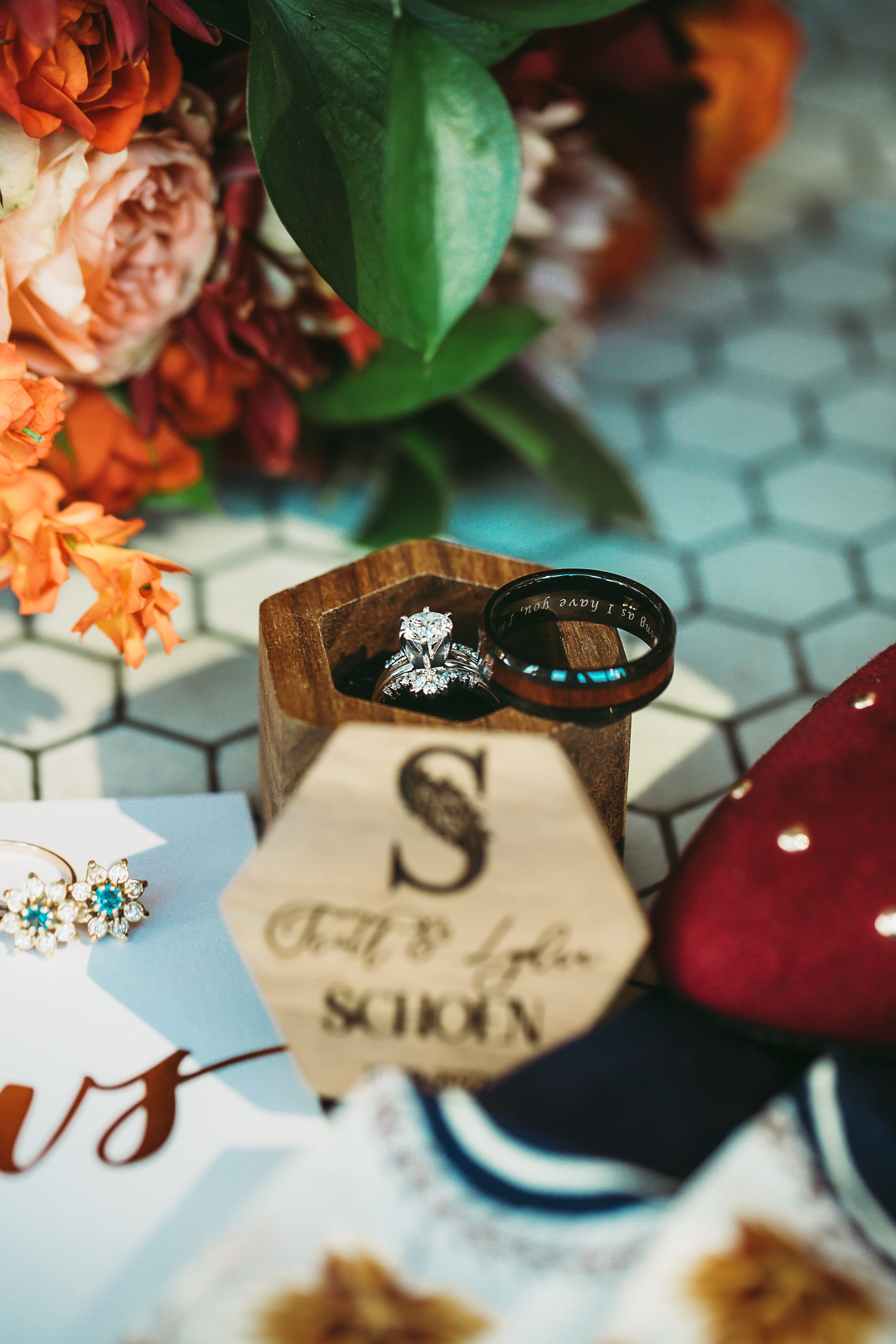  Close-up of the bride and groom rings for a wedding by Teala Ward Photography in IL. wedding rings question for photographer #TealaWardPhotography #TealaWardWeddings #Illinoisweddingphotographer #weddingphotographer #weddings #ILweddings #weddingday