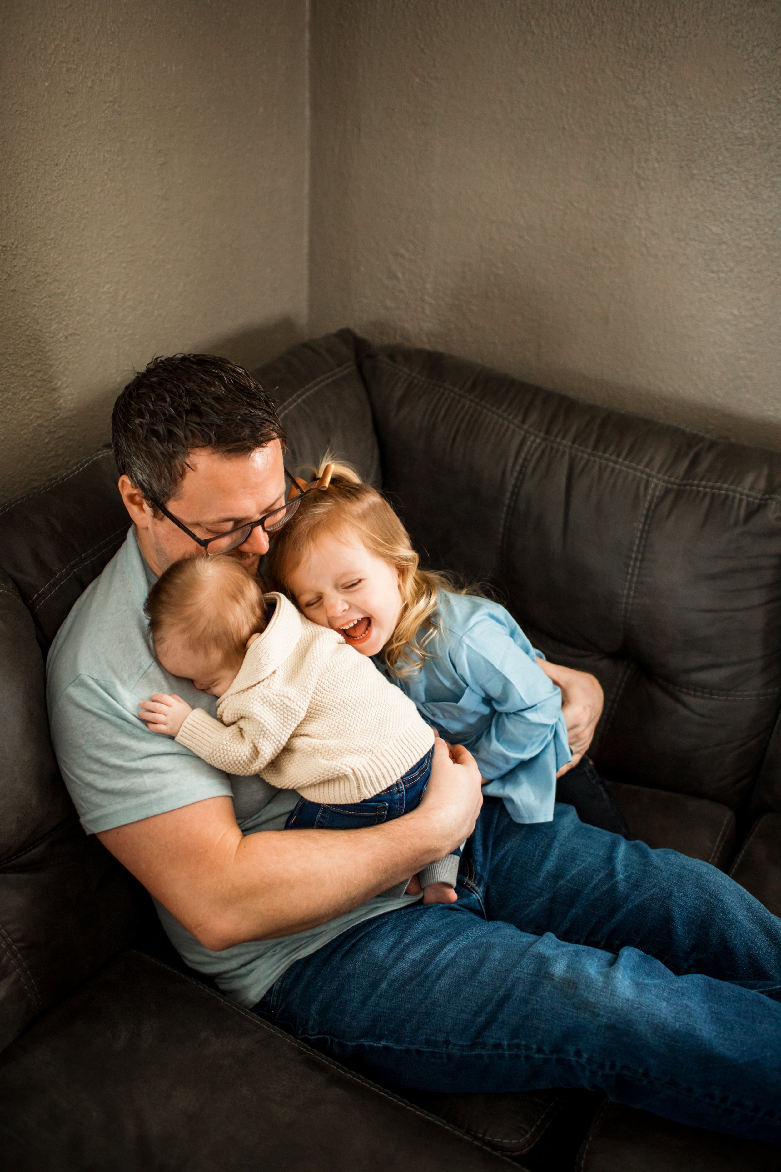  A daddy holds his newborn son and toddler daughter in his arms during a session with Teala Ward Photography. newborns IL #TealaWardPhotography #TealaWardNewborns #InHomeNewborns #IllinoisPhotographer #ILNewborns #IllinoisValleyNewborns 